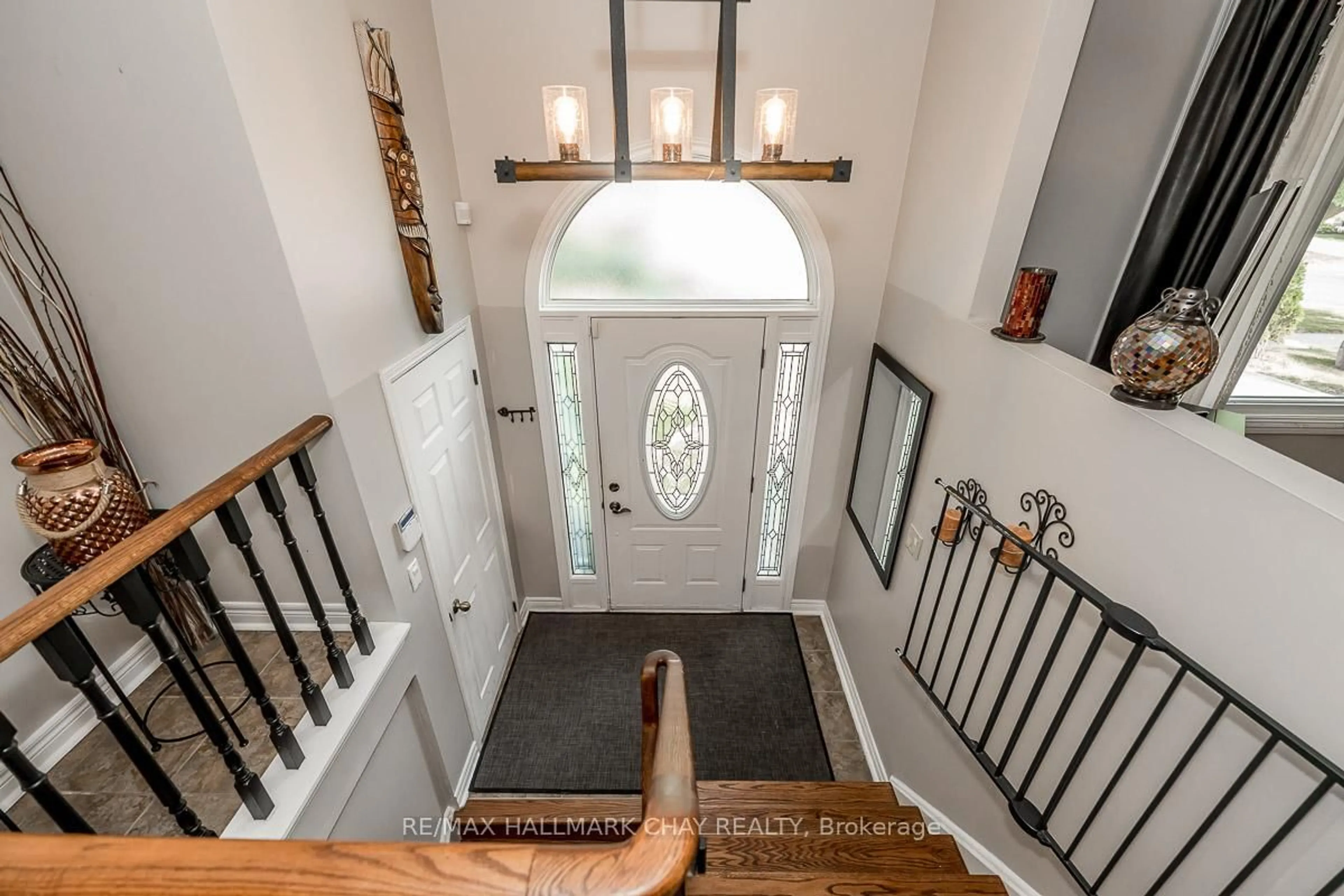 Indoor entryway for 103 Imperial Cres, Bradford West Gwillimbury Ontario L3Z 2N6
