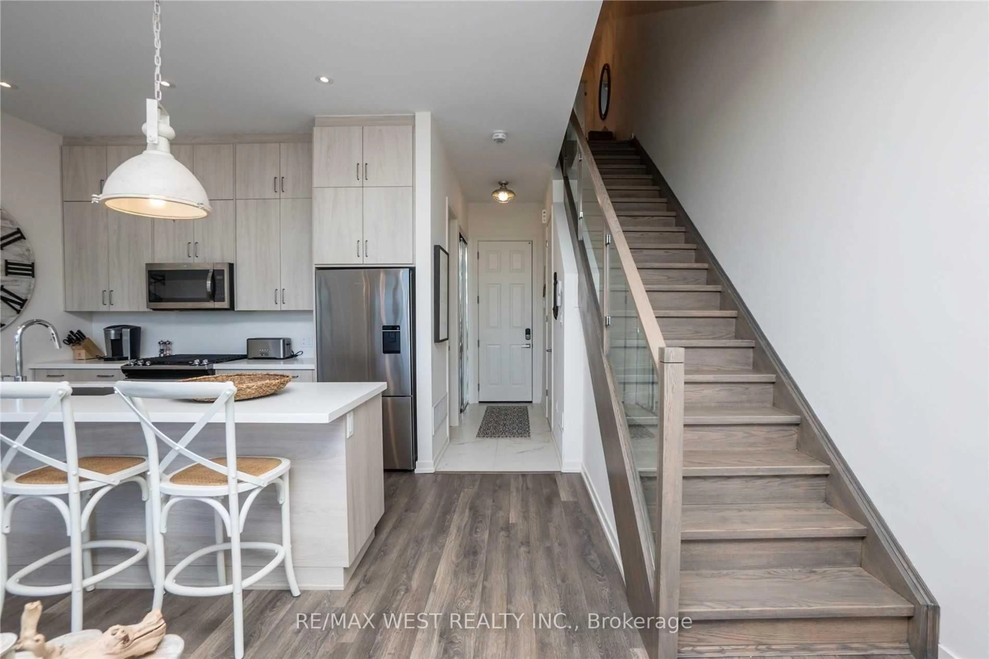 Open concept kitchen, wood/laminate floor for 3795 Riva Ave, Innisfil Ontario L9S 3B3