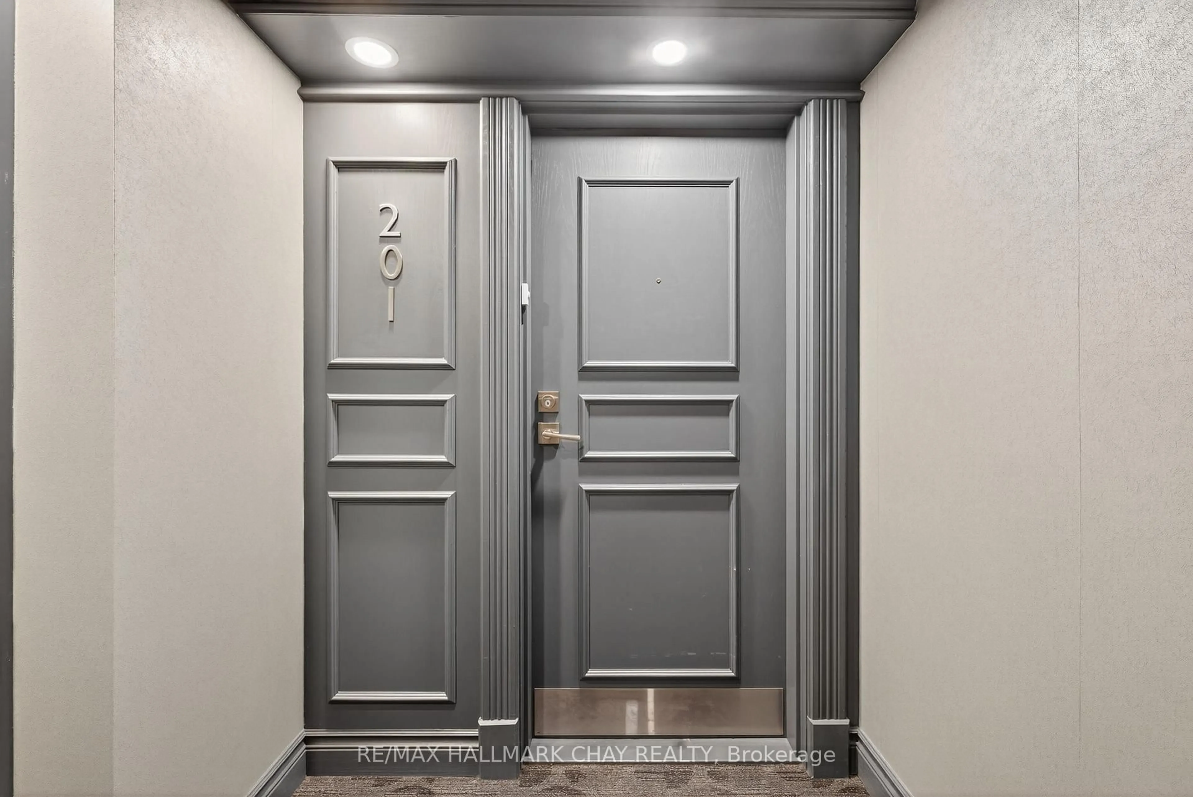 Indoor foyer for 4 Briar Hill Hts #201, New Tecumseth Ontario L9R 1Z7