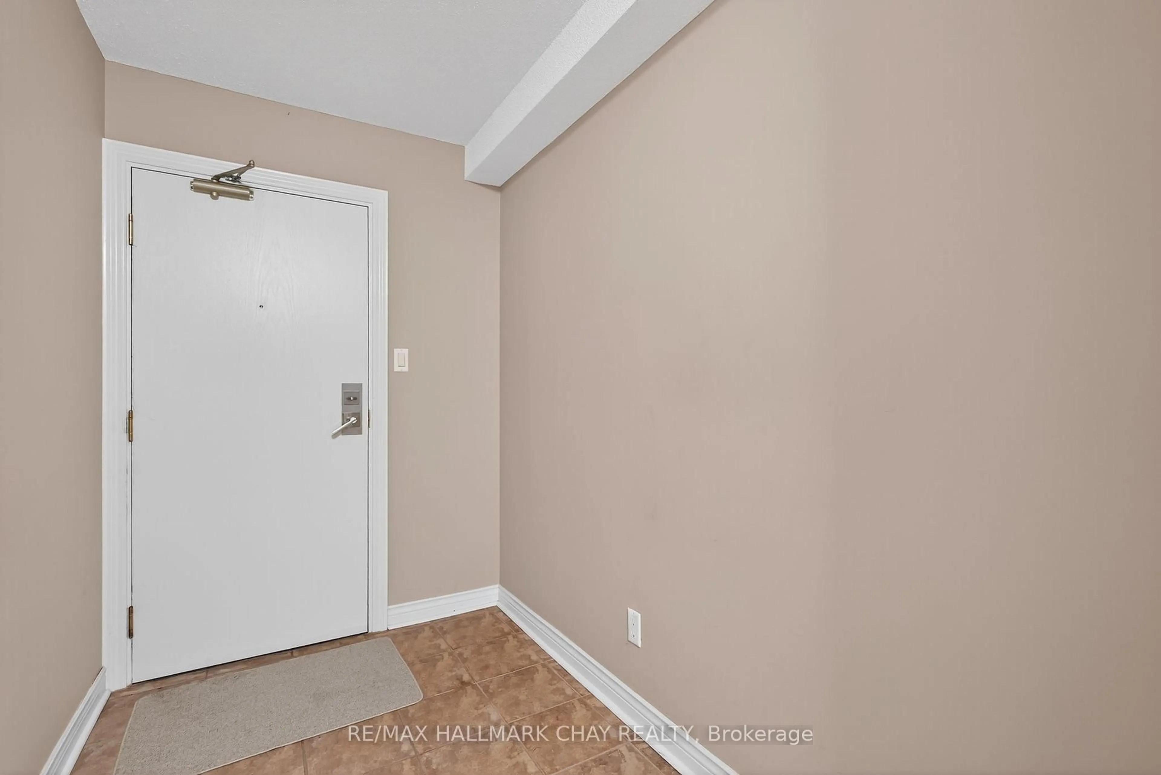 Indoor entryway for 4 Briar Hill Hts #201, New Tecumseth Ontario L9R 1Z7