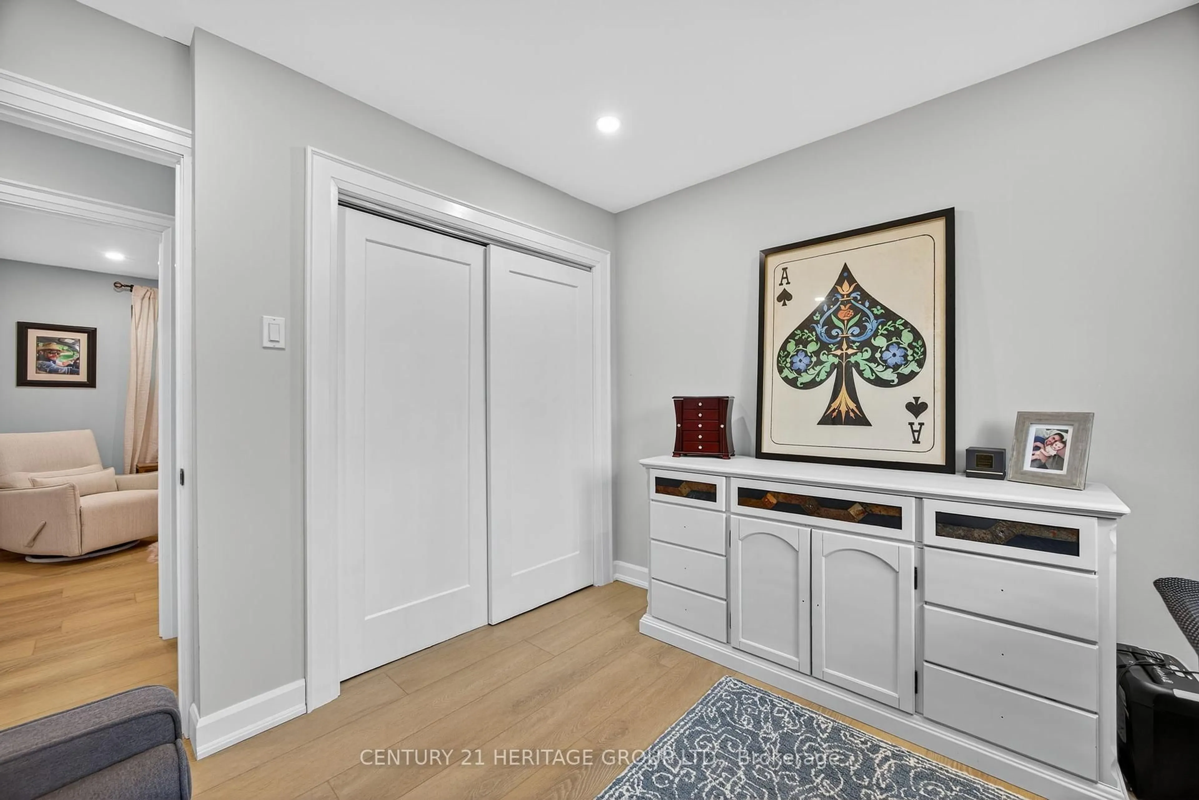 Indoor entryway for 1282 Temple Ave, Innisfil Ontario L0L 1C0