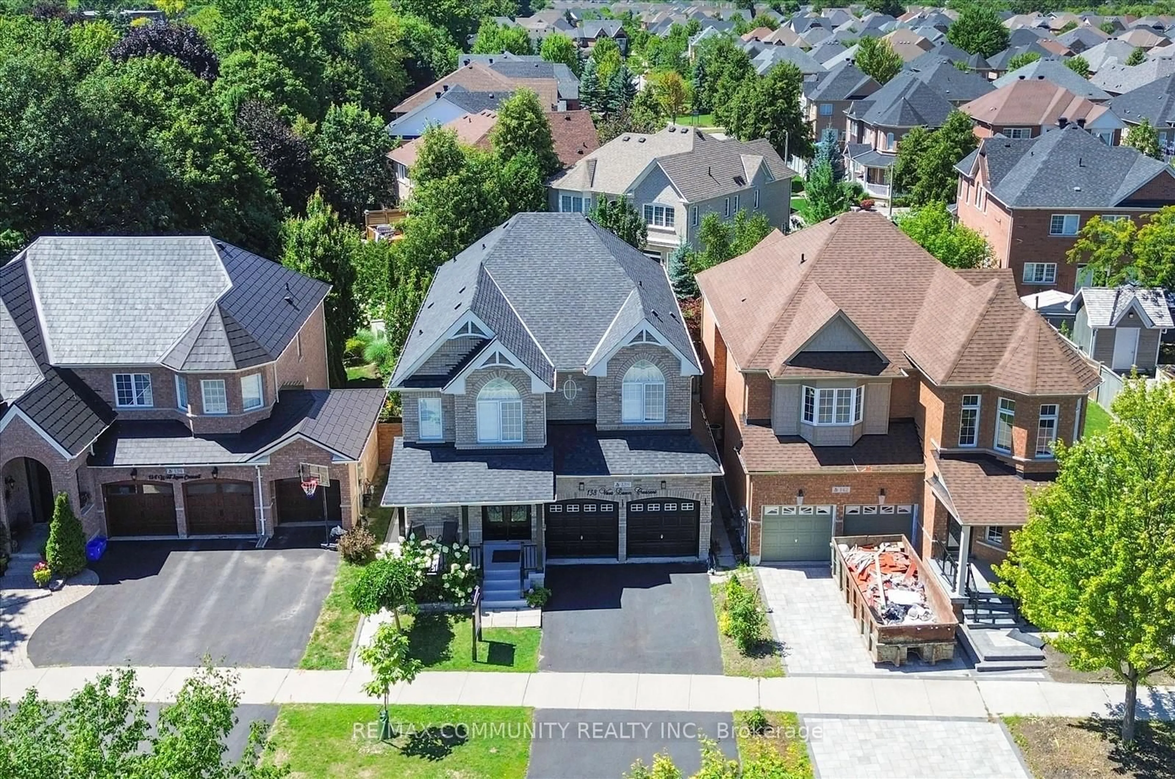 A pic from outside/outdoor area/front of a property/back of a property/a pic from drone, street for 138 West Lawn Cres, Whitchurch-Stouffville Ontario L4A 0B4