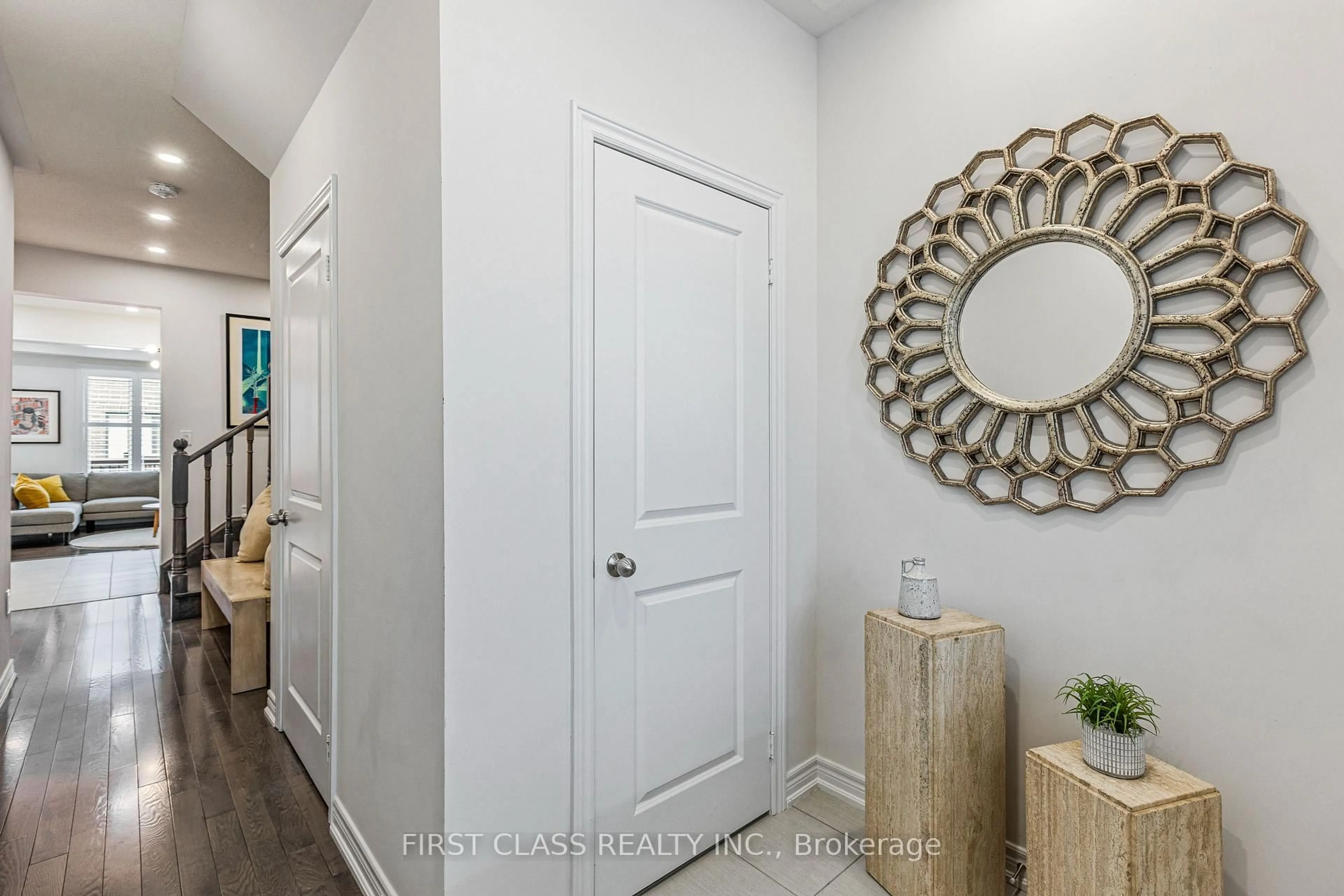Indoor entryway for 101 Boundary Blvd, Whitchurch-Stouffville Ontario L4A 4W2