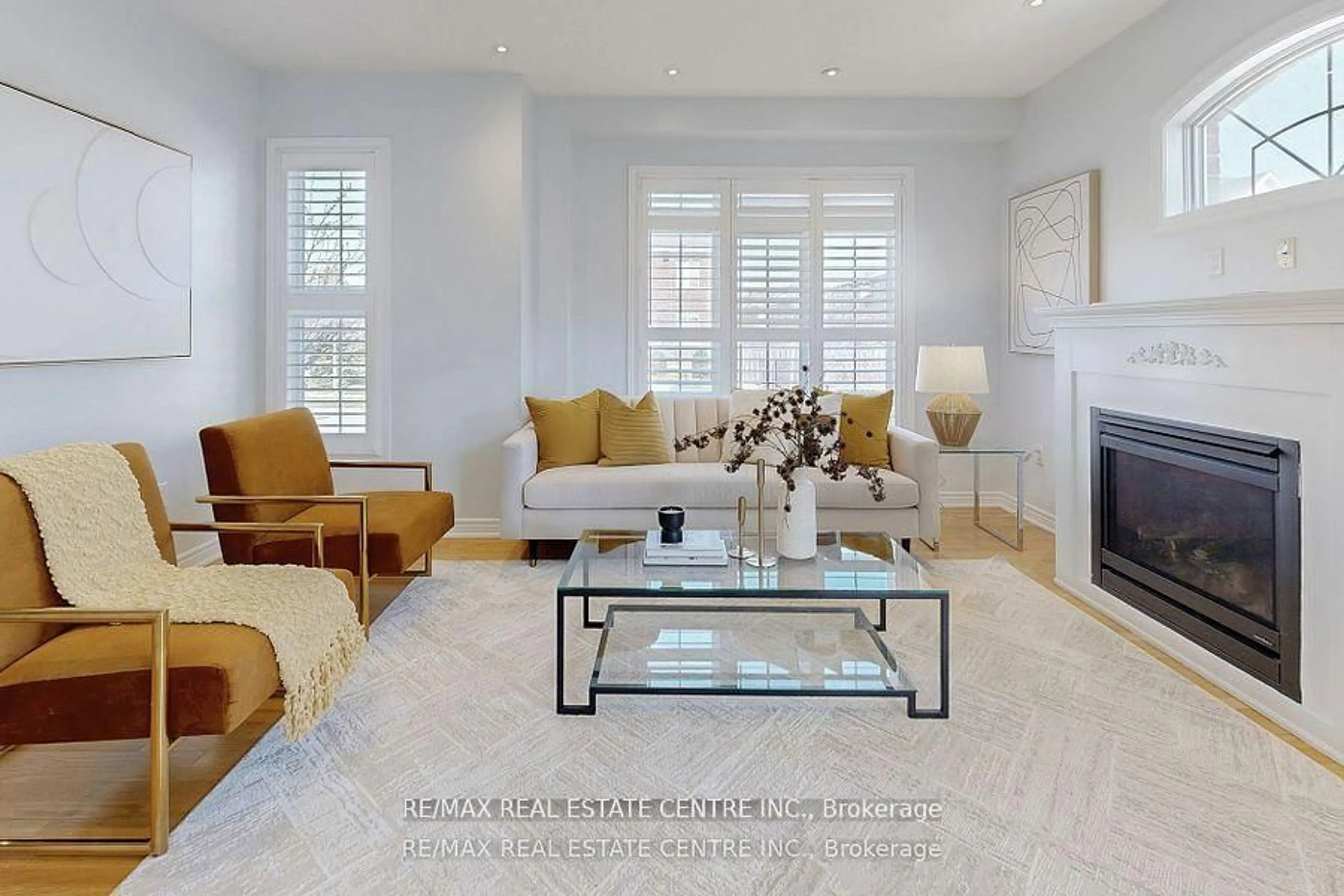 Living room with furniture, unknown for 84 Betony Dr, Richmond Hill Ontario L4E 3N2