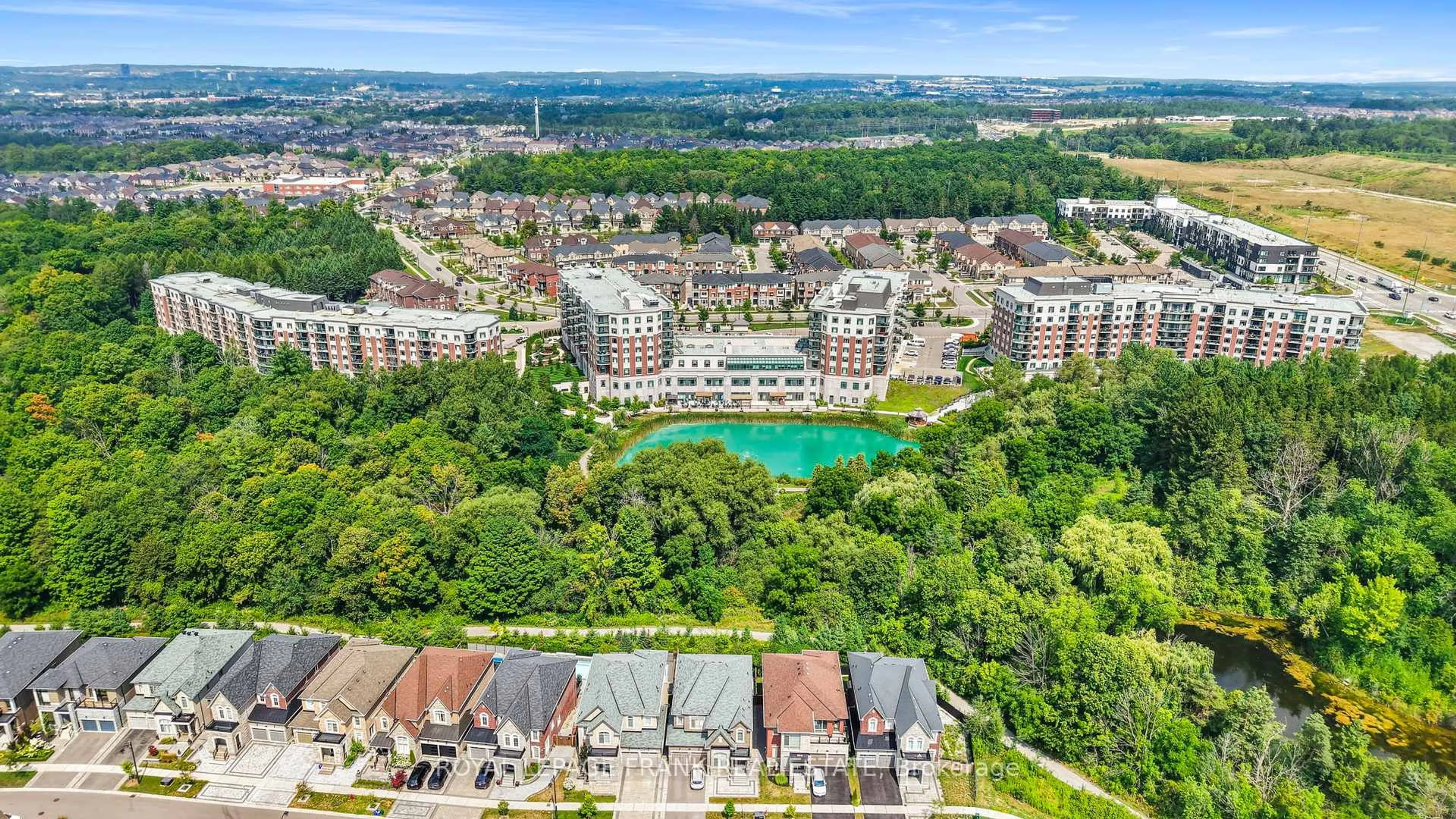 A pic from outside/outdoor area/front of a property/back of a property/a pic from drone, city buildings view from balcony for 420 William Graham Dr #320, Aurora Ontario L4G 1X4