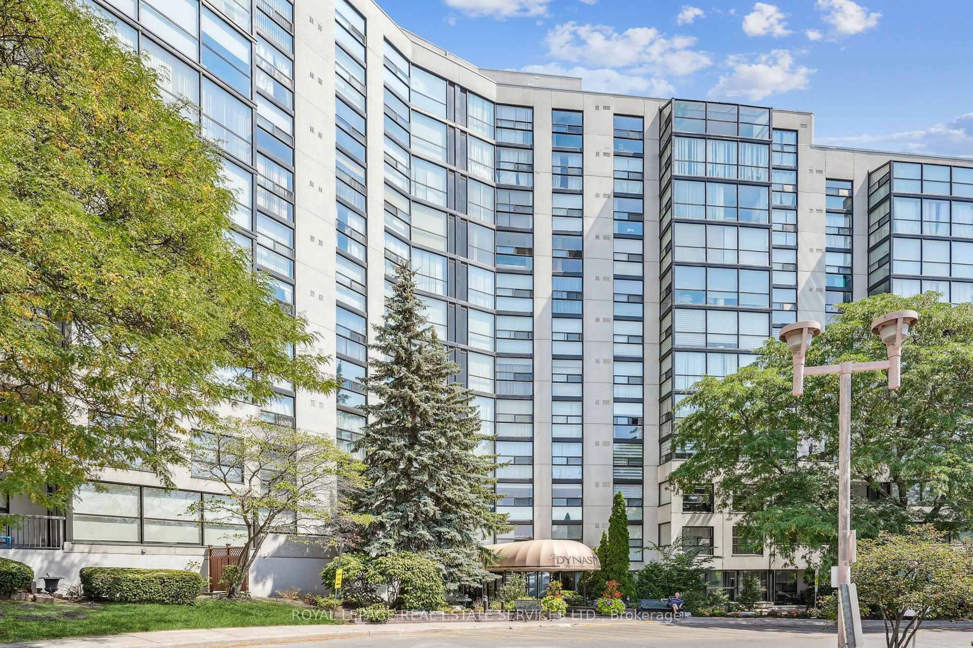 Indoor foyer for 30 Harding Blvd #417, Richmond Hill Ontario L4C 9M3