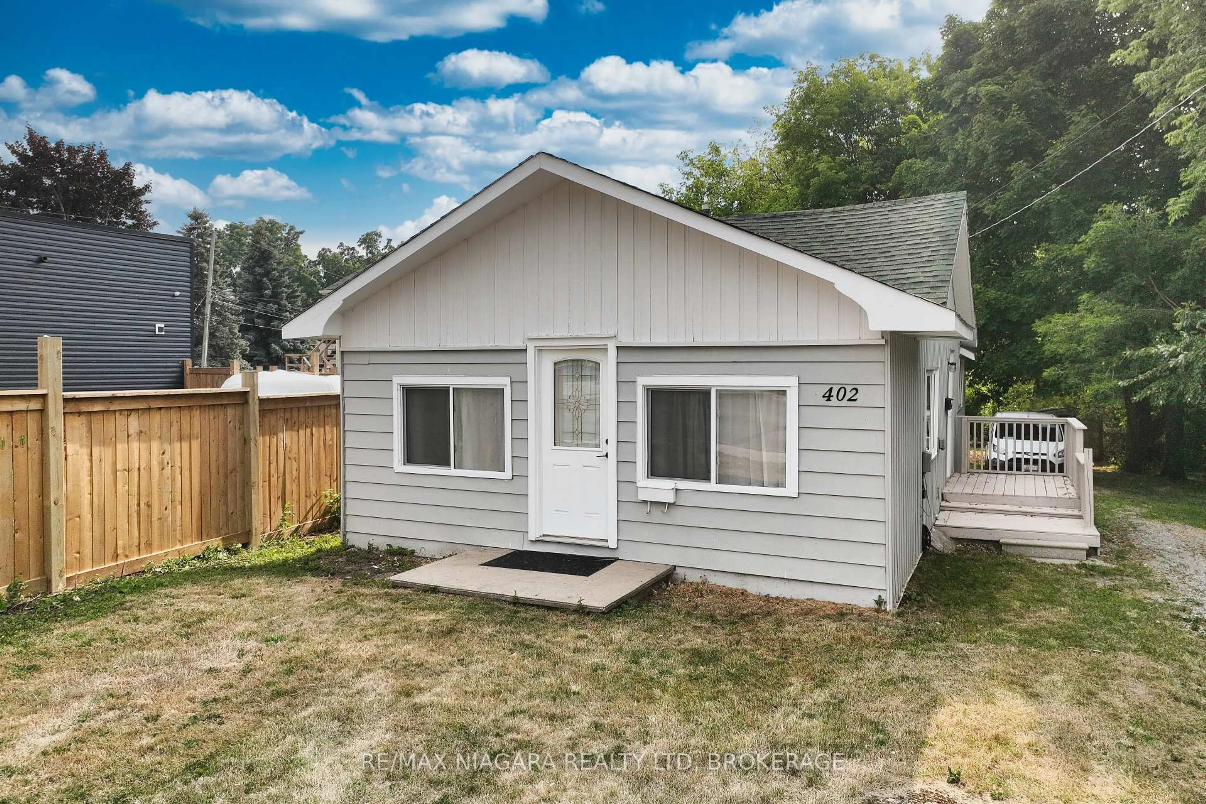 Home with vinyl exterior material, street for 402 The Queensway South, Georgina Ontario L4P 2C5