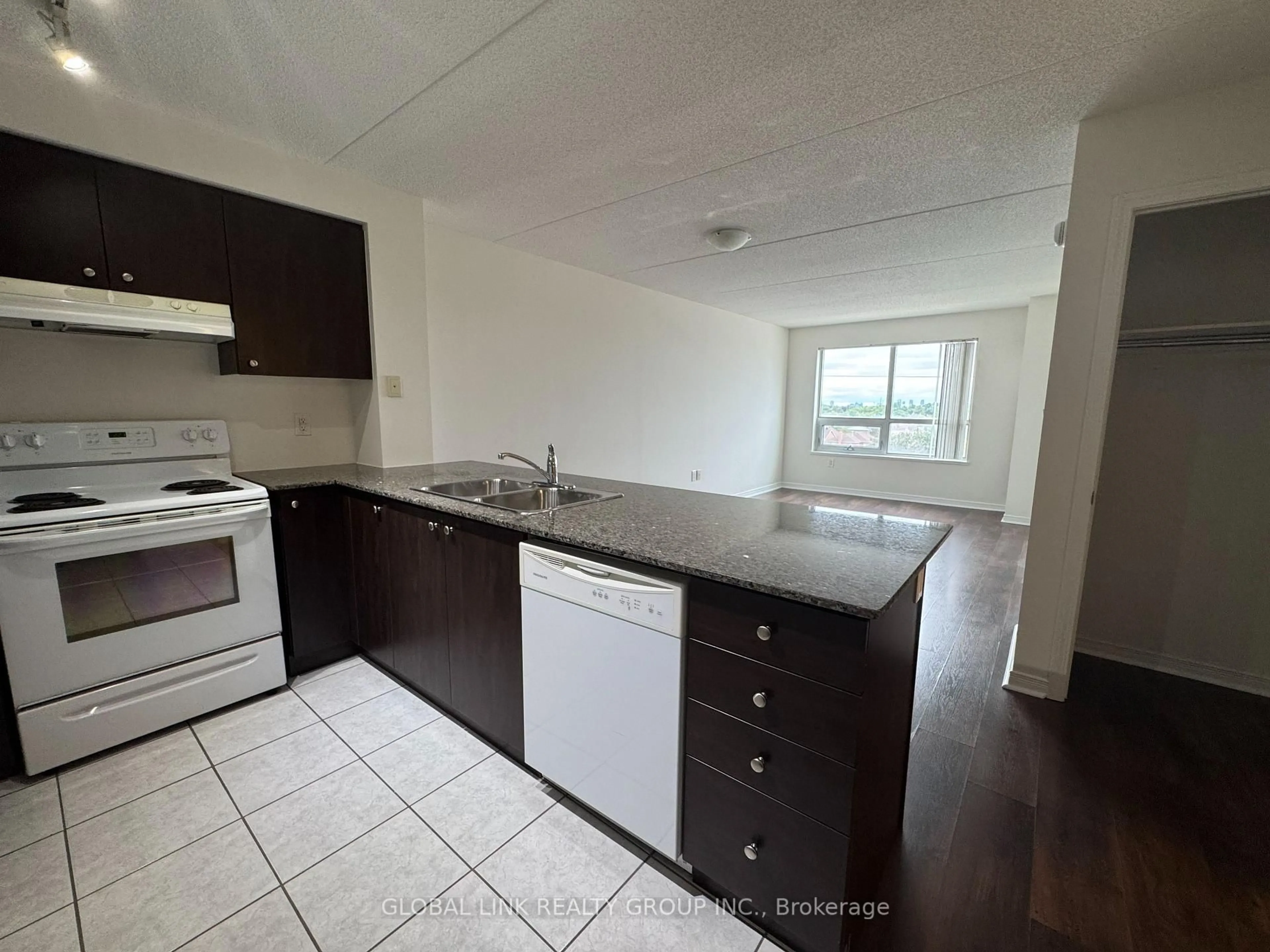 Standard kitchen, unknown for 4600 Steeles Ave #605, Markham Ontario L3R 5J1