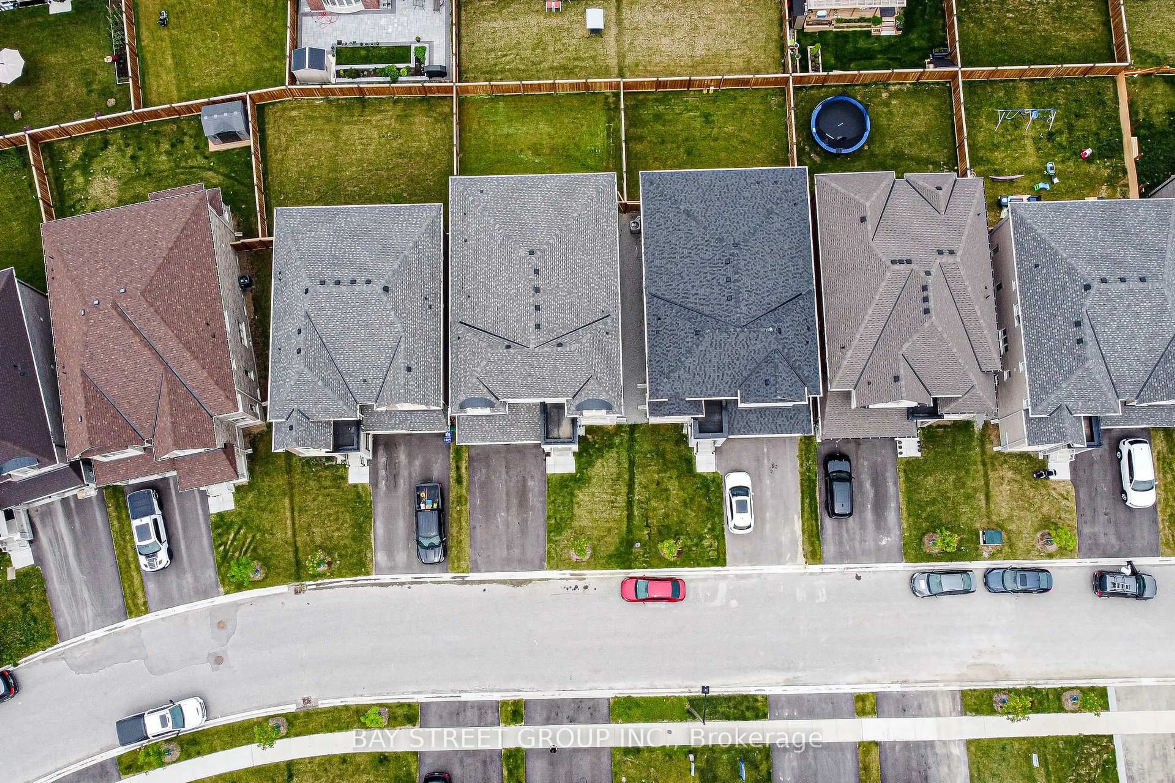 A pic from outside/outdoor area/front of a property/back of a property/a pic from drone, street for 10 Kenneth Ross Bend, East Gwillimbury Ontario L9N 0T7