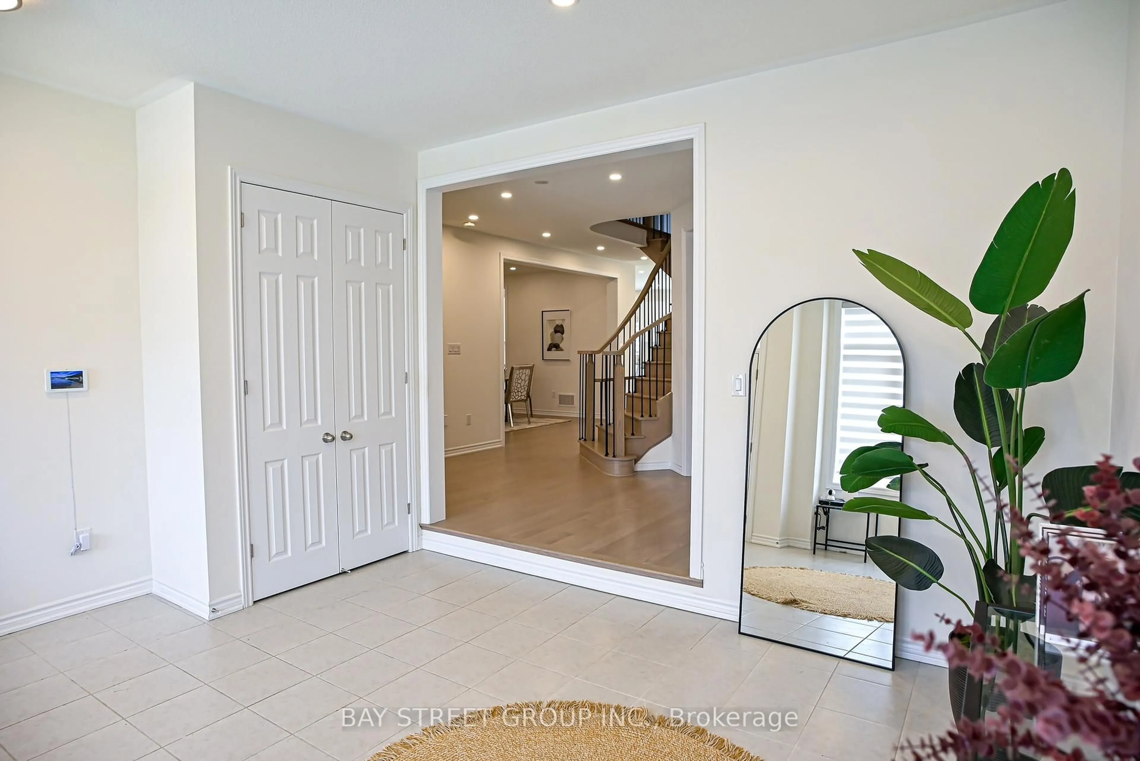 Indoor entryway for 10 Kenneth Ross Bend, East Gwillimbury Ontario L9N 0T7