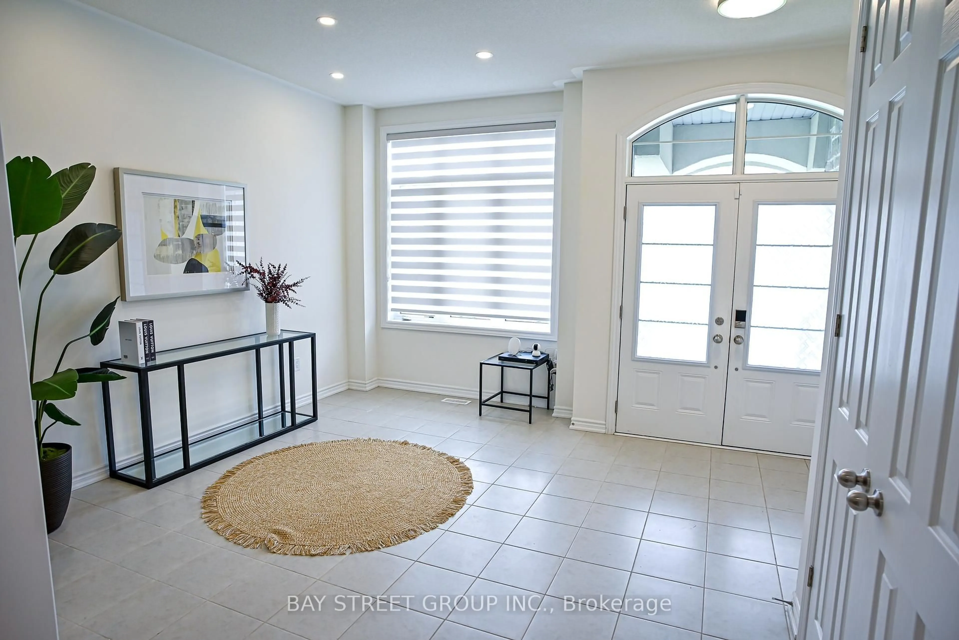 Indoor entryway for 10 Kenneth Ross Bend, East Gwillimbury Ontario L9N 0T7