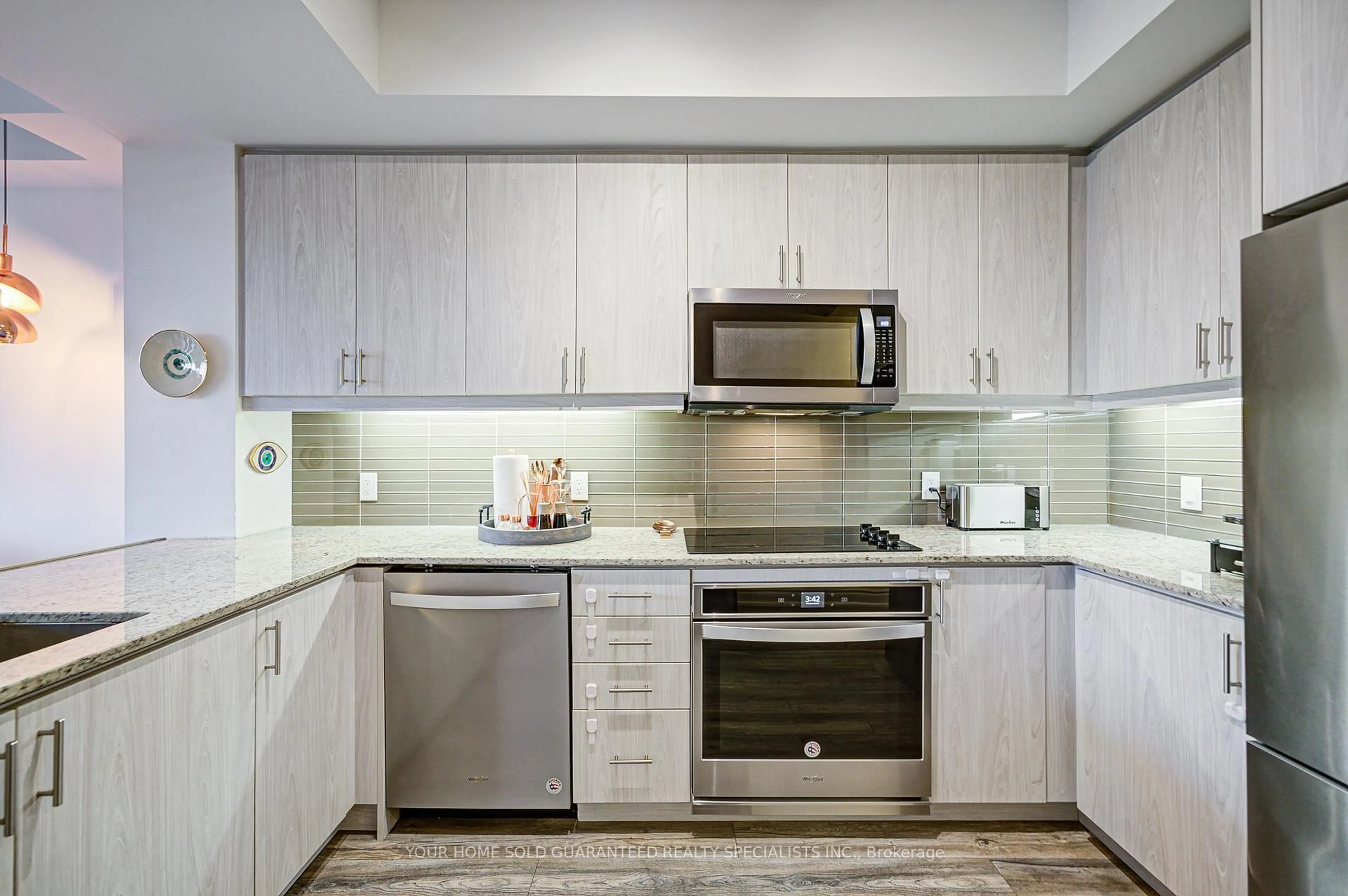Standard kitchen, ceramic/tile floor for 9618 Yonge St #318, Richmond Hill Ontario L4C 0X5