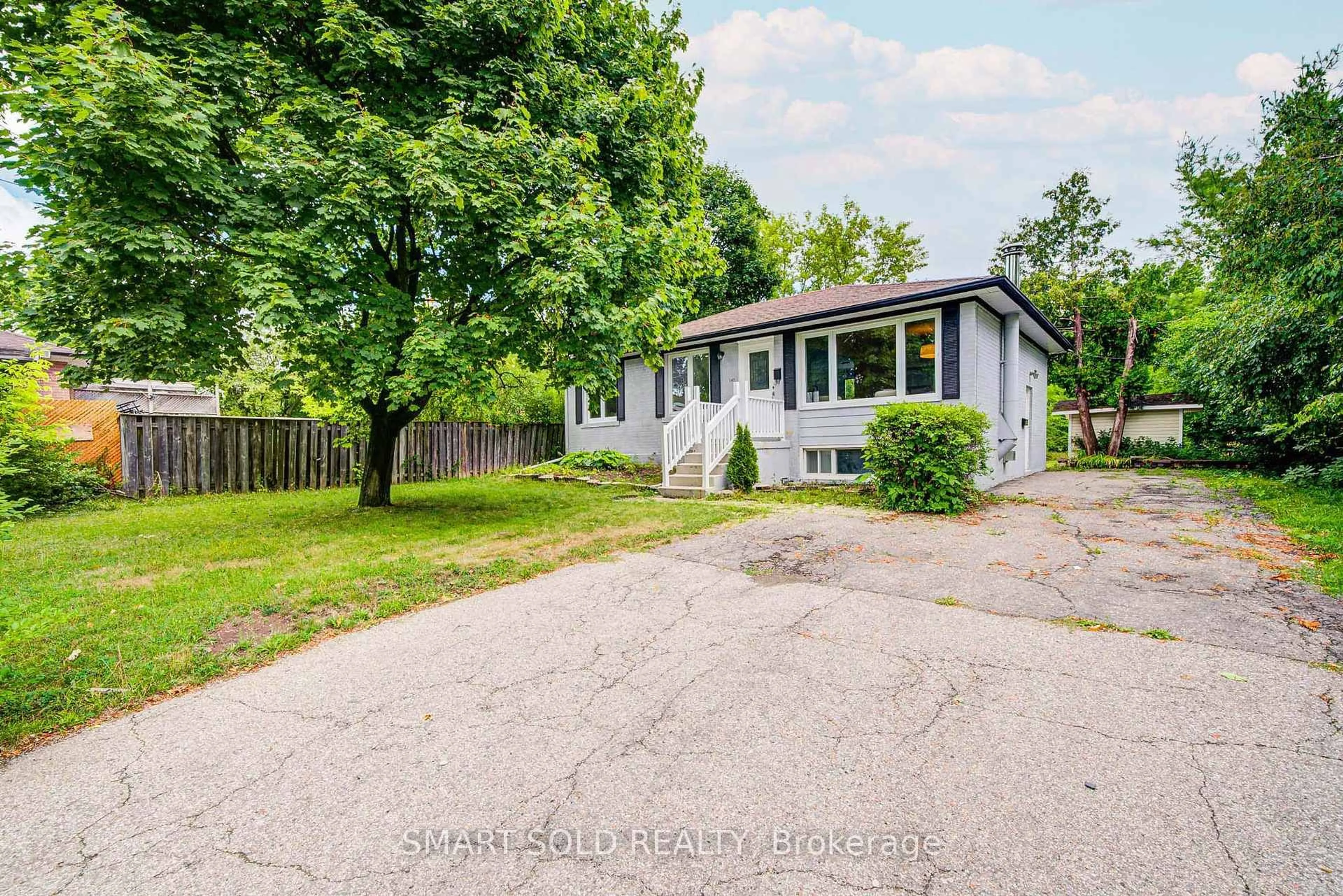 A pic from outside/outdoor area/front of a property/back of a property/a pic from drone, street for 167 Felix Rd, Richmond Hill Ontario L4C 3M8