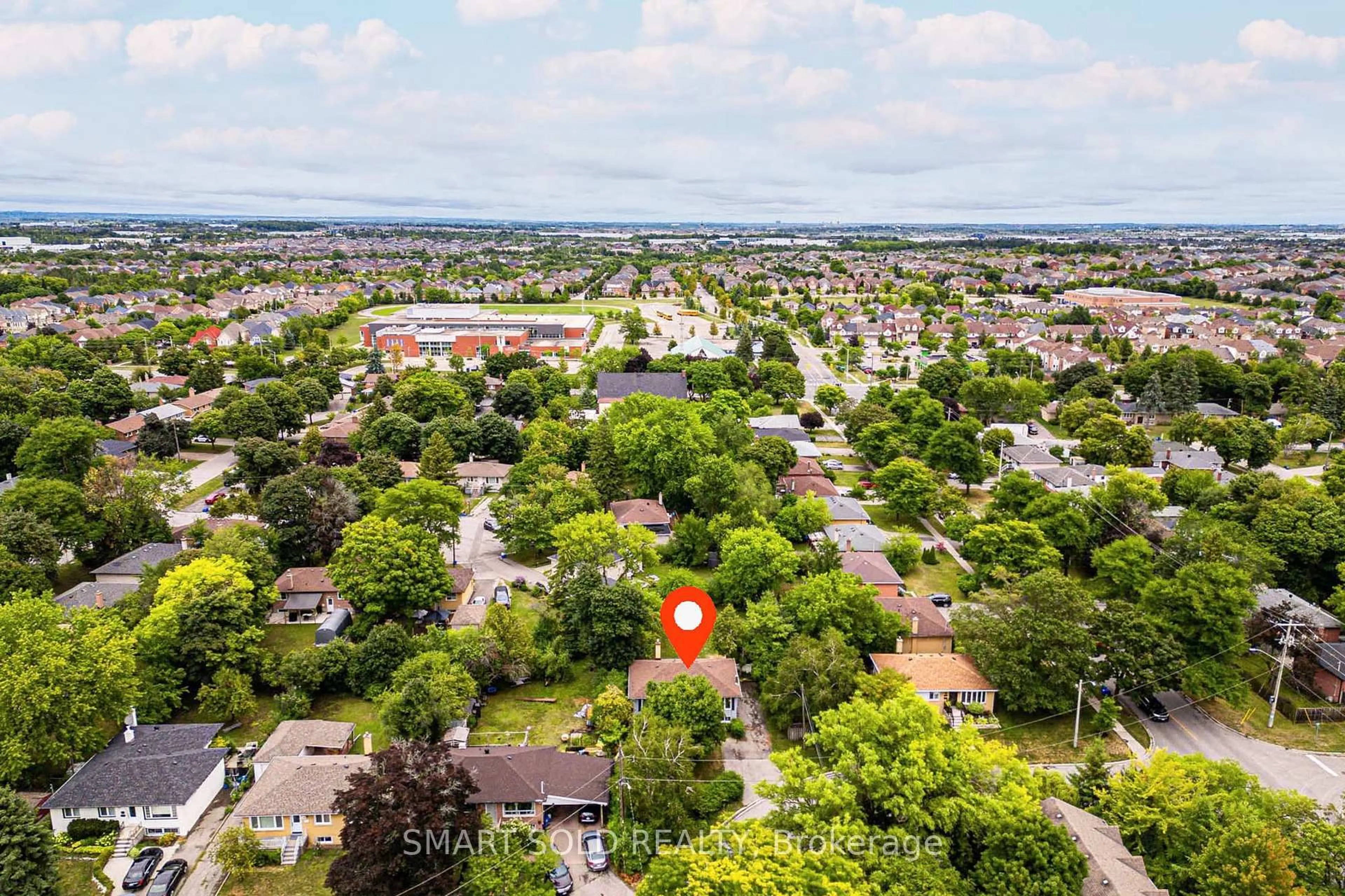 A pic from outside/outdoor area/front of a property/back of a property/a pic from drone, unknown for 167 Felix Rd, Richmond Hill Ontario L4C 3M8