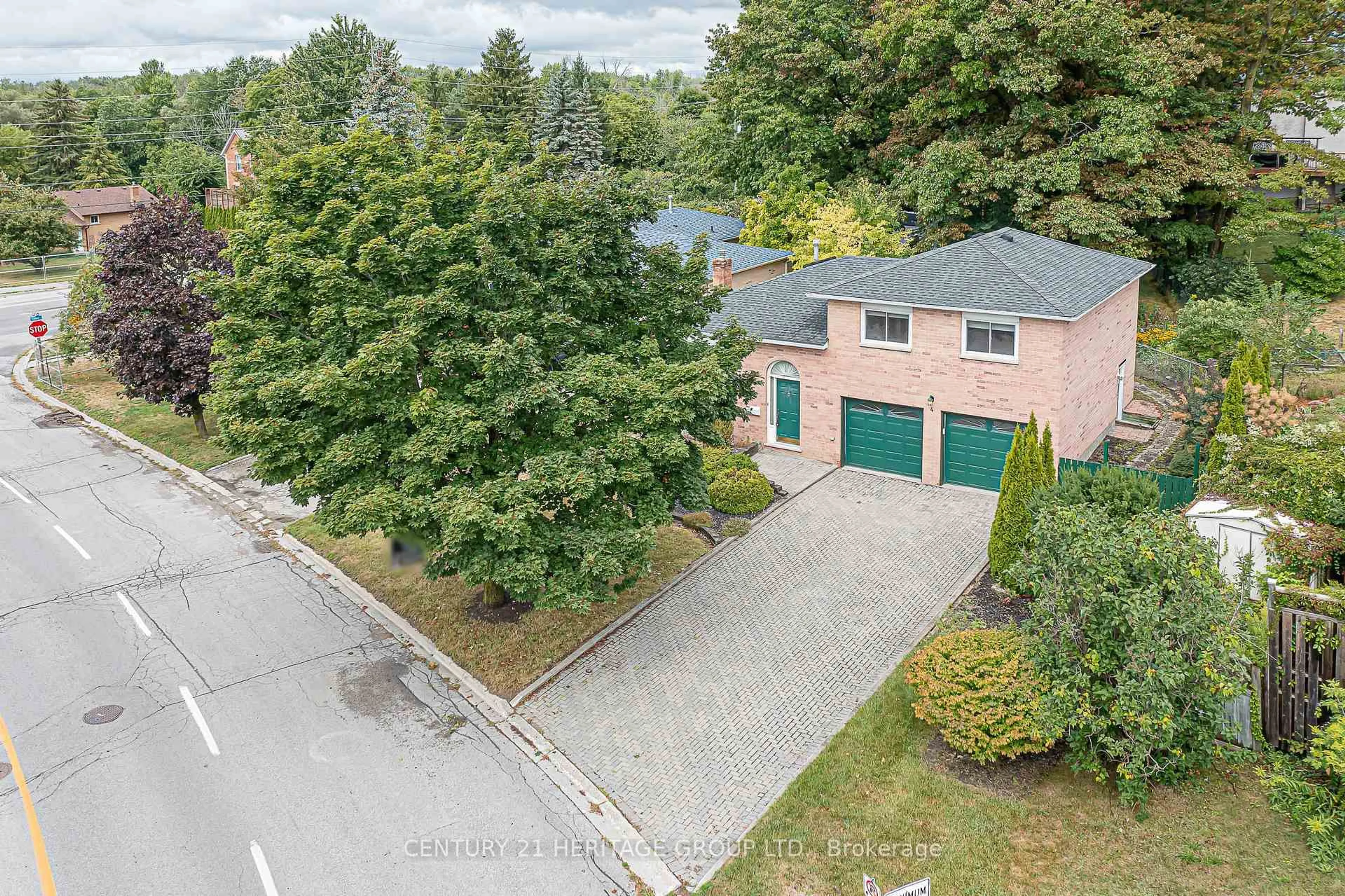 A pic from outside/outdoor area/front of a property/back of a property/a pic from drone, street for 4 Beckett Ave, East Gwillimbury Ontario L9N 1E6