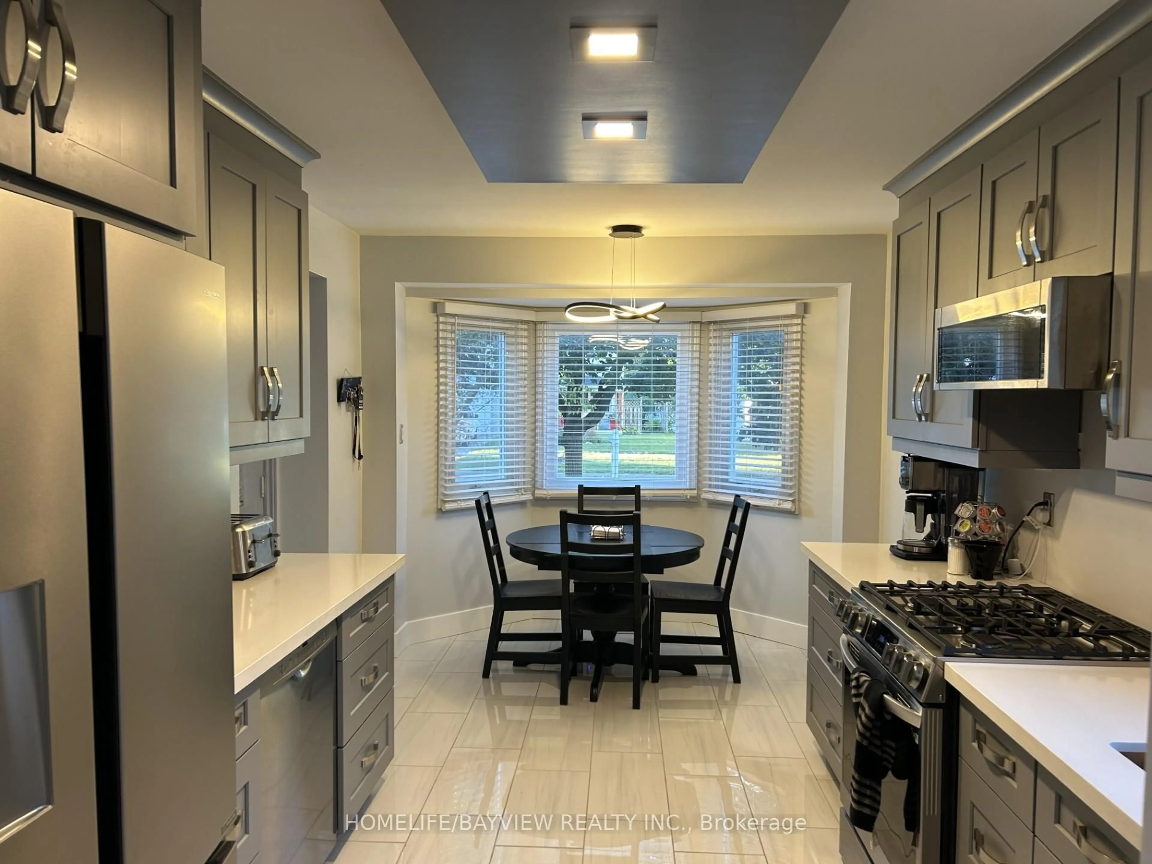 Open concept kitchen, ceramic/tile floor for 999 Anna Maria Ave, Innisfil Ontario L9S 1V5
