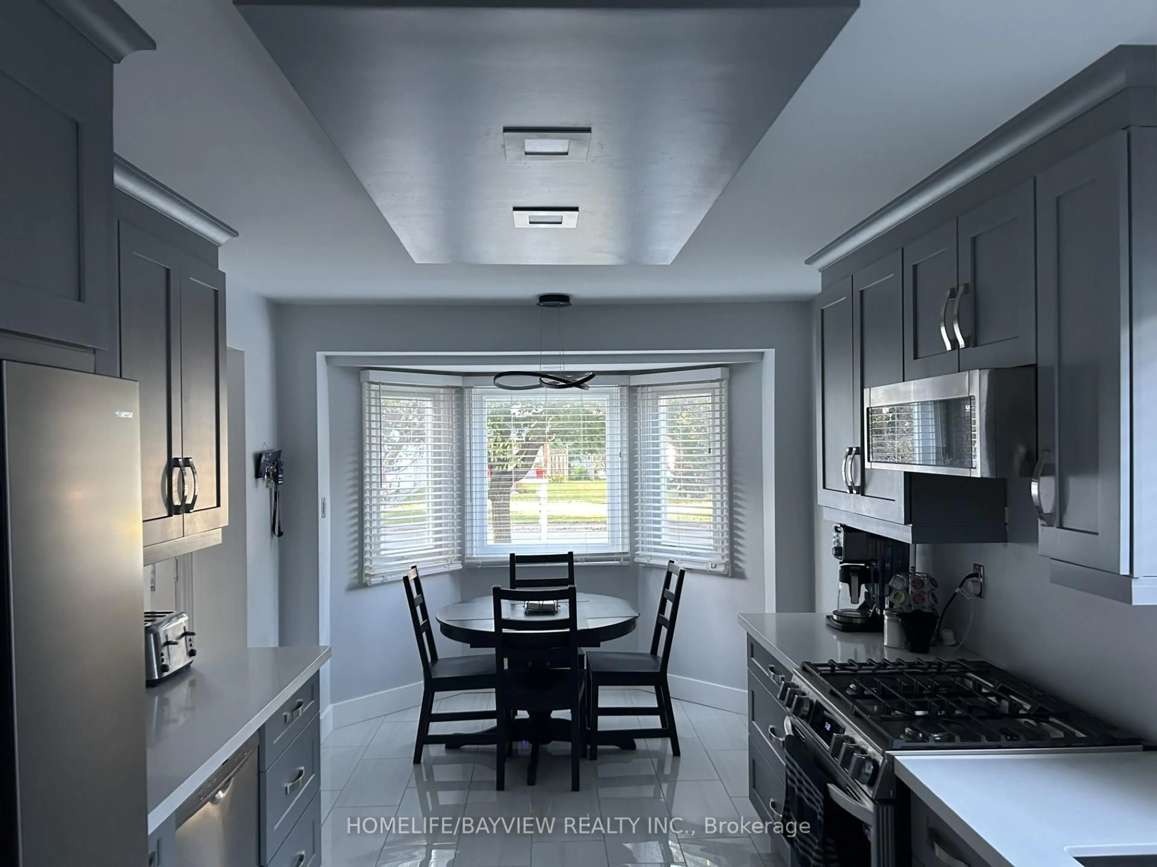 Open concept kitchen, ceramic/tile floor for 999 Anna Maria Ave, Innisfil Ontario L9S 1V5