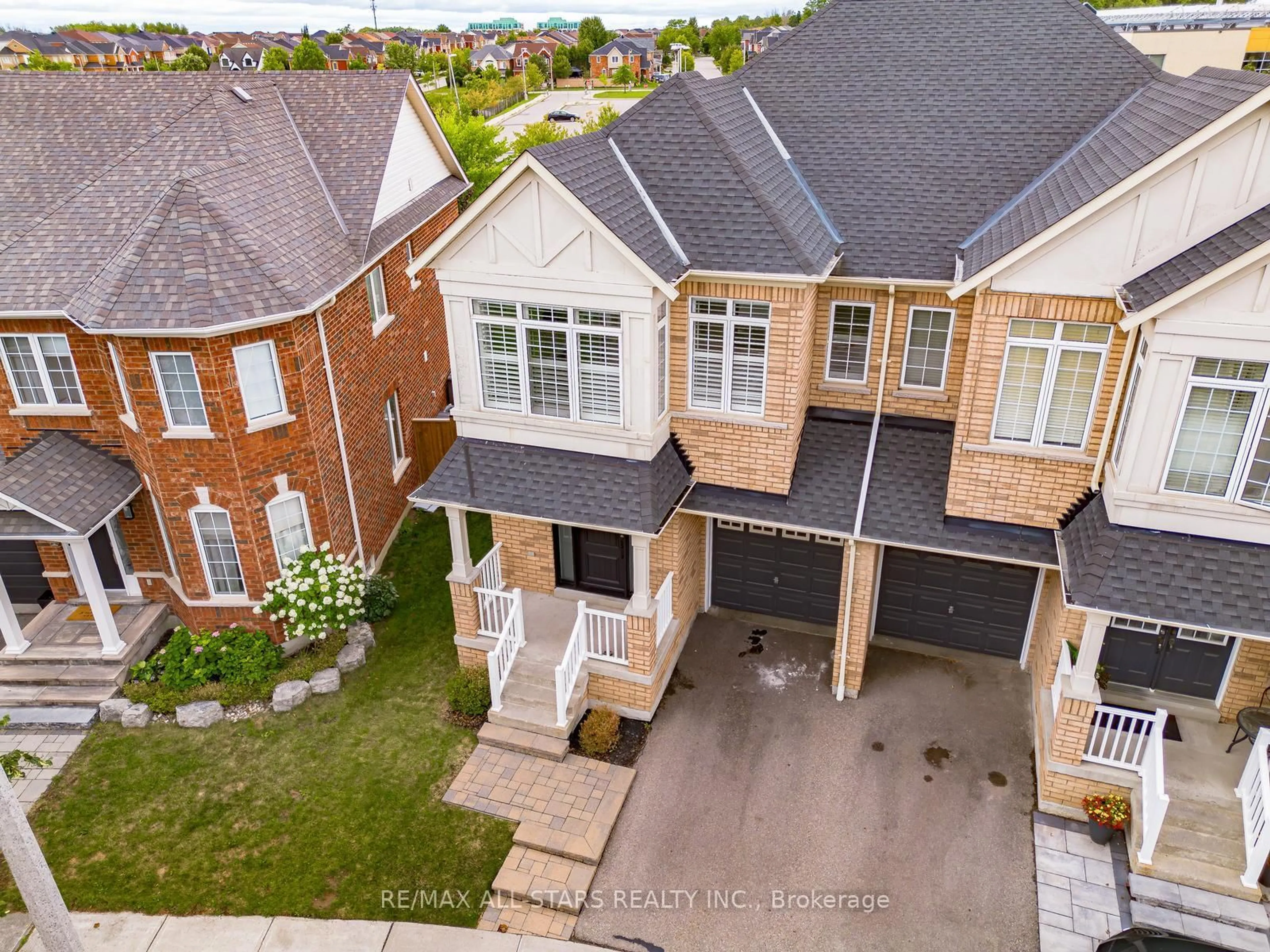 A pic from outside/outdoor area/front of a property/back of a property/a pic from drone, street for 166 James Ratcliff Ave, Whitchurch-Stouffville Ontario L4A 0L6
