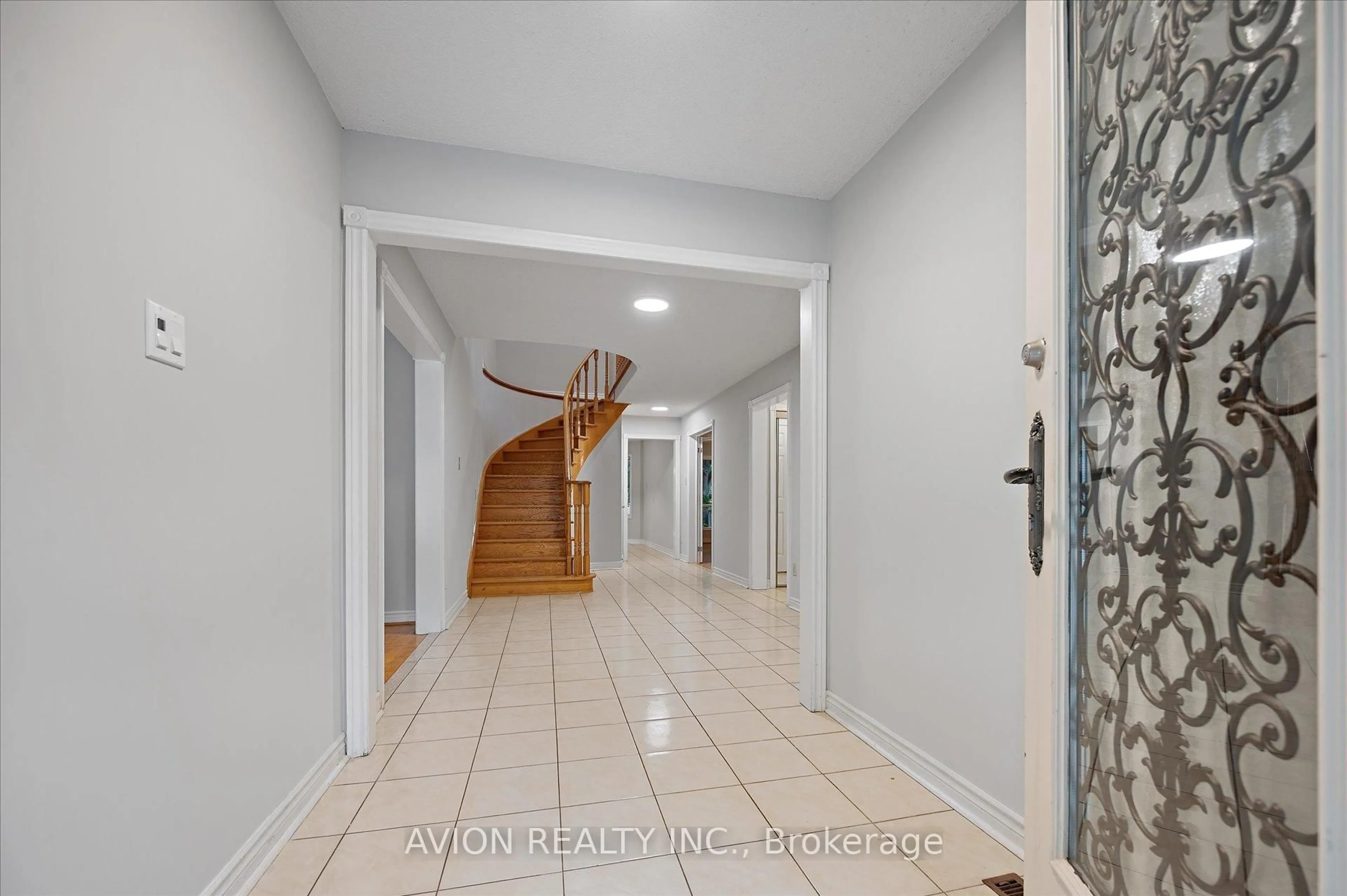 Indoor foyer for 226 Westmount Blvd, Vaughan Ontario L4J 7W2