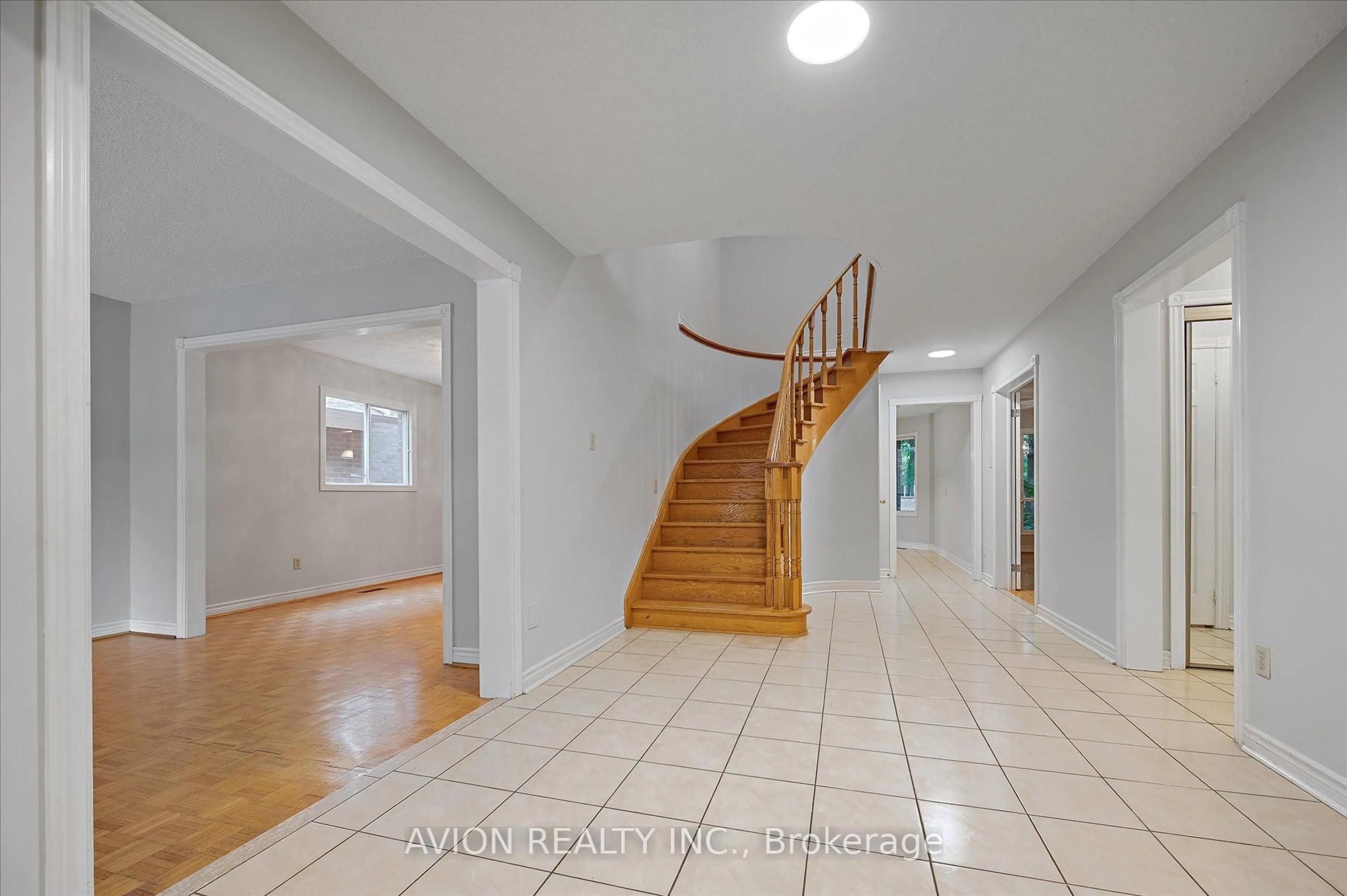Indoor foyer for 226 Westmount Blvd, Vaughan Ontario L4J 7W2