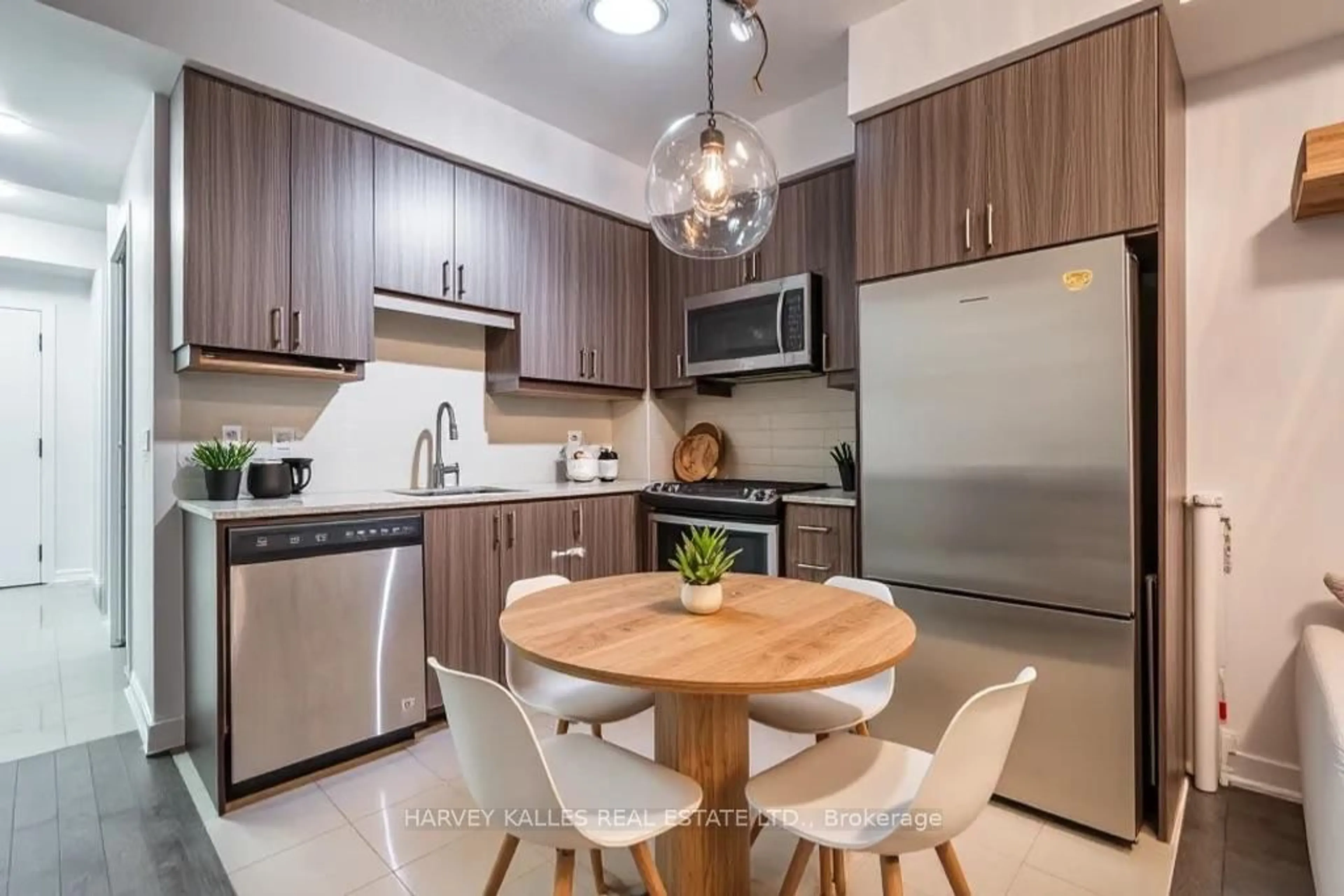 Standard kitchen, unknown for 9199 Yonge St #SE204, Richmond Hill Ontario L4C 6Z2