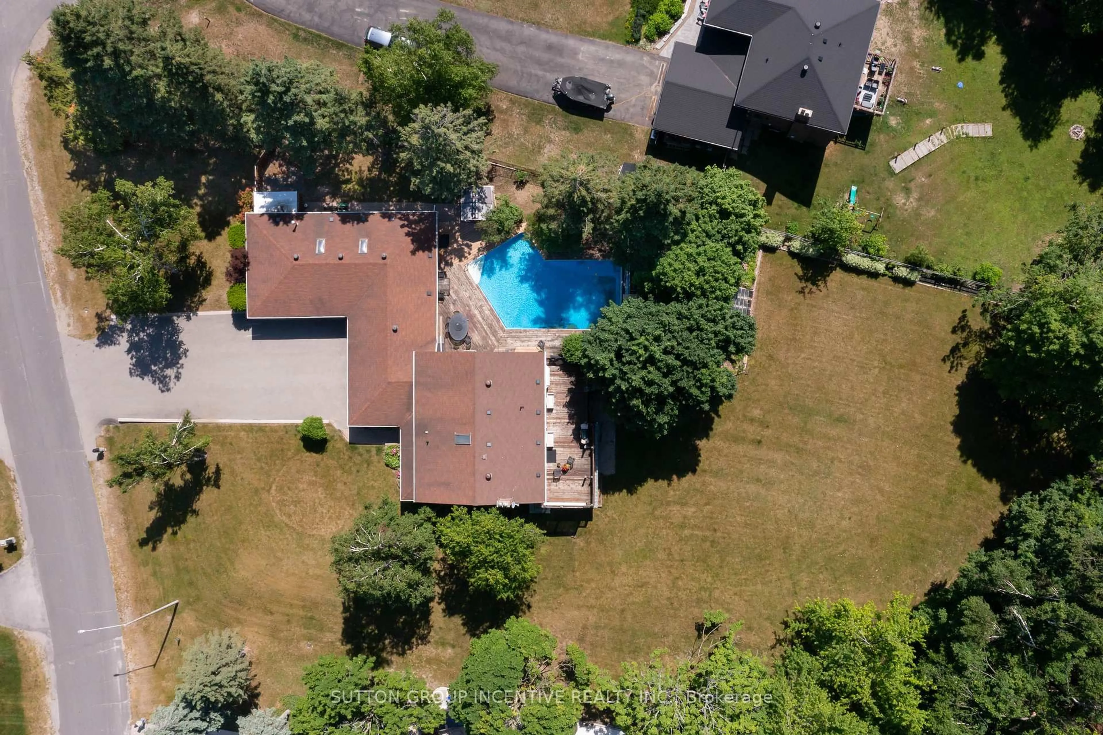 A pic from outside/outdoor area/front of a property/back of a property/a pic from drone, street for 1983 Innisfil Heights Cres, Innisfil Ontario L9S 4A7