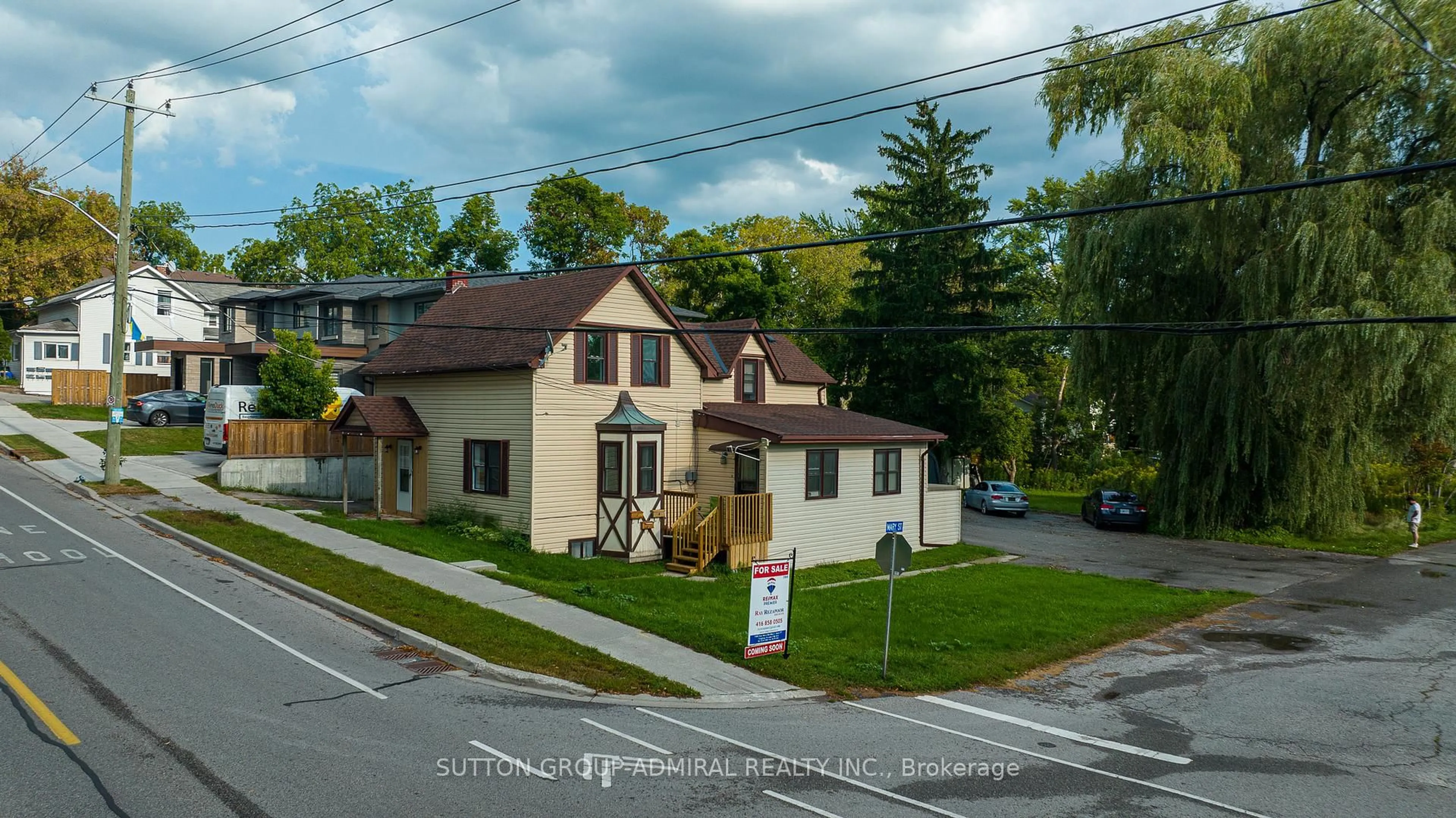 A pic from outside/outdoor area/front of a property/back of a property/a pic from drone, street for 644 Srigley St, Newmarket Ontario L3Y 1W9