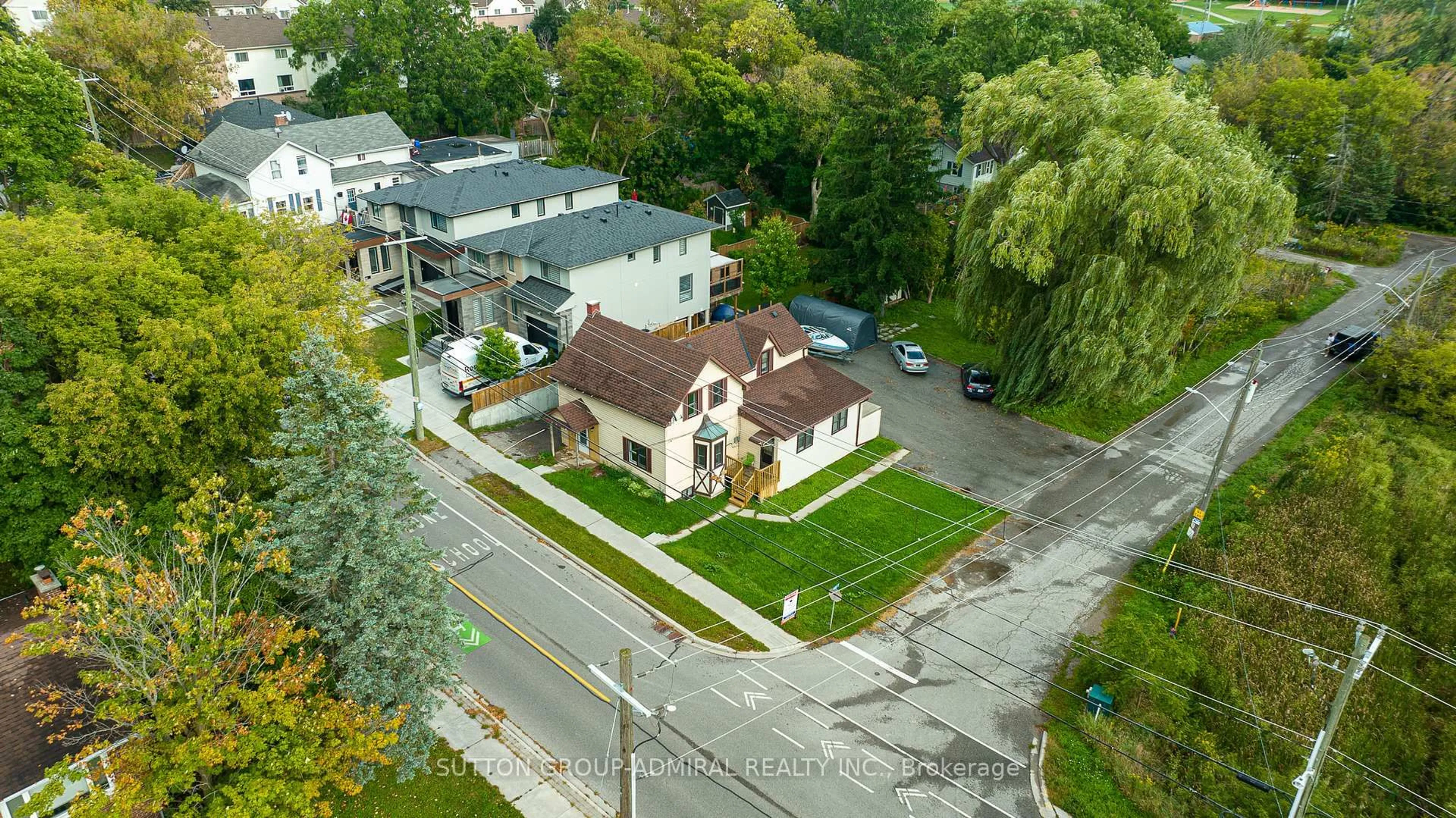 A pic from outside/outdoor area/front of a property/back of a property/a pic from drone, street for 644 Srigley St, Newmarket Ontario L3Y 1W9