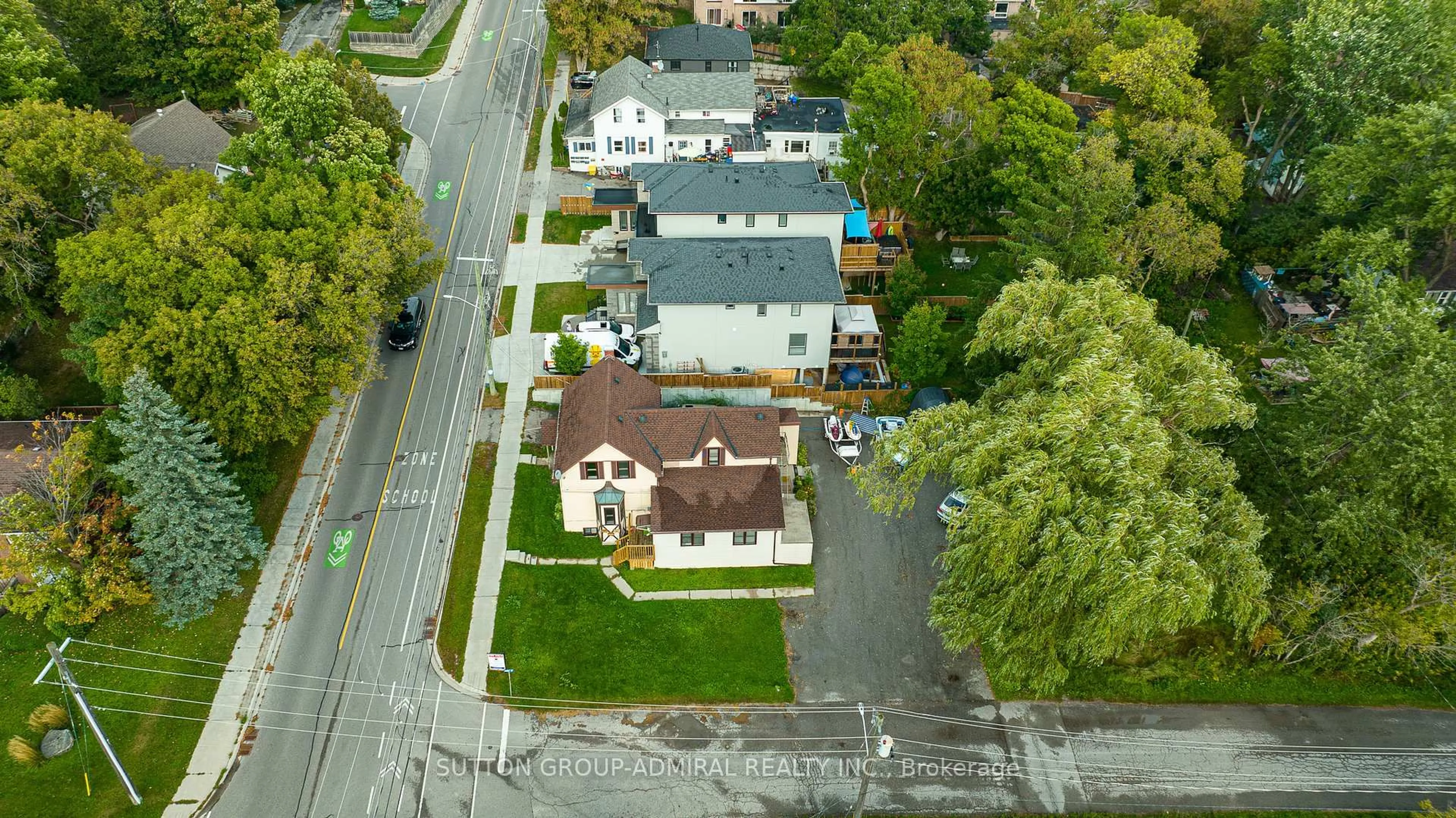 A pic from outside/outdoor area/front of a property/back of a property/a pic from drone, street for 644 Srigley St, Newmarket Ontario L3Y 1W9