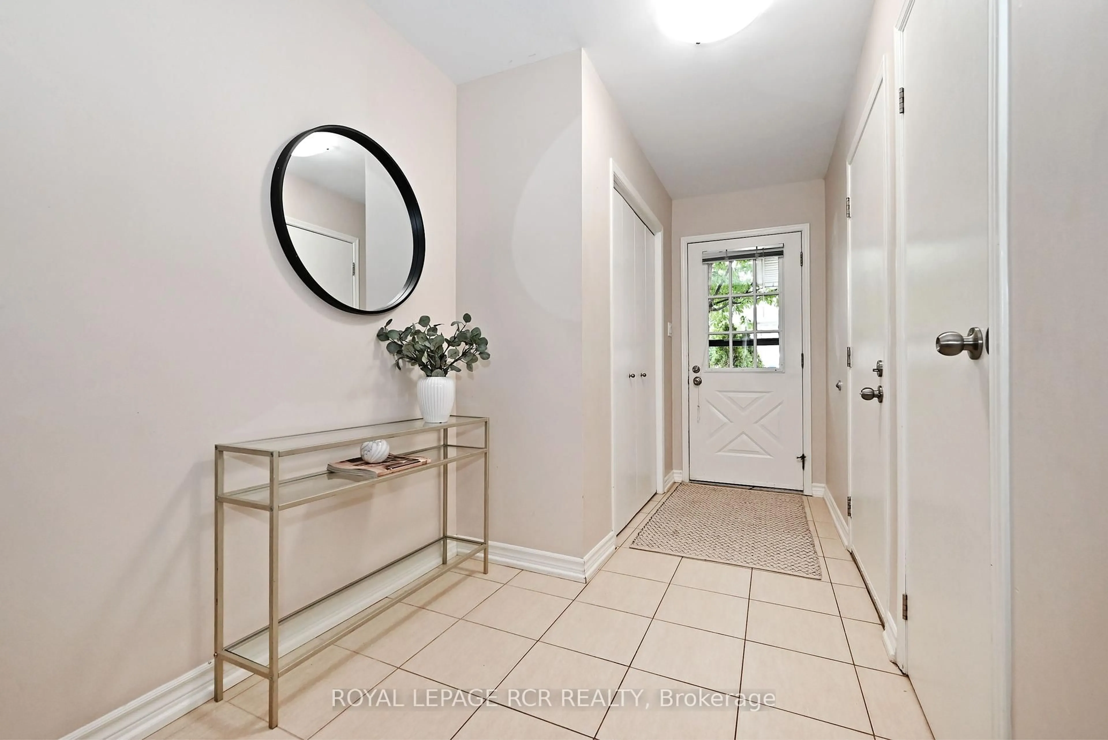 Indoor entryway for 442 Britannia Ave, Bradford West Gwillimbury Ontario L3Z 1A7