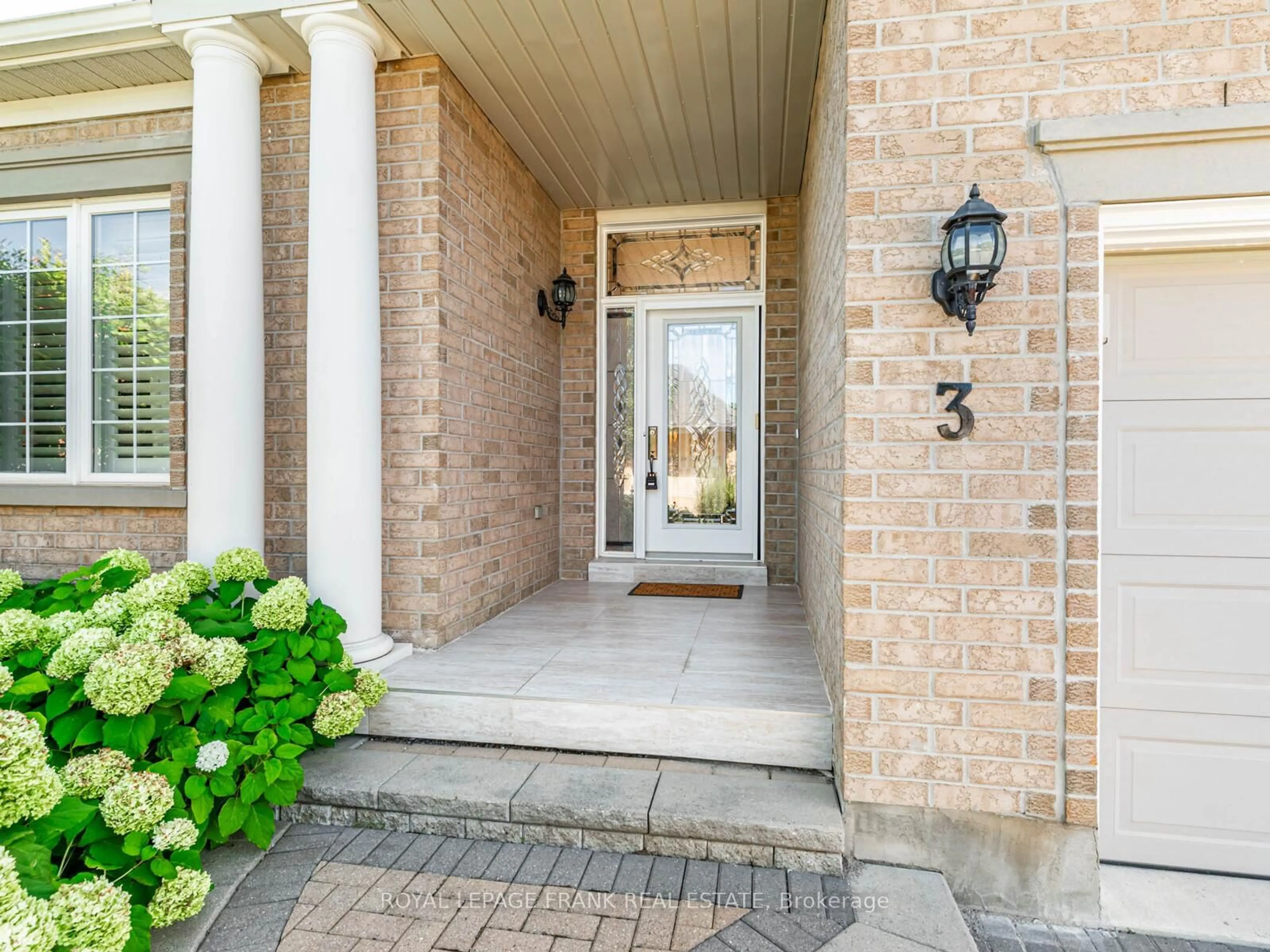 Indoor entryway for 3 Little Ben, Whitchurch-Stouffville Ontario L4A 0K5