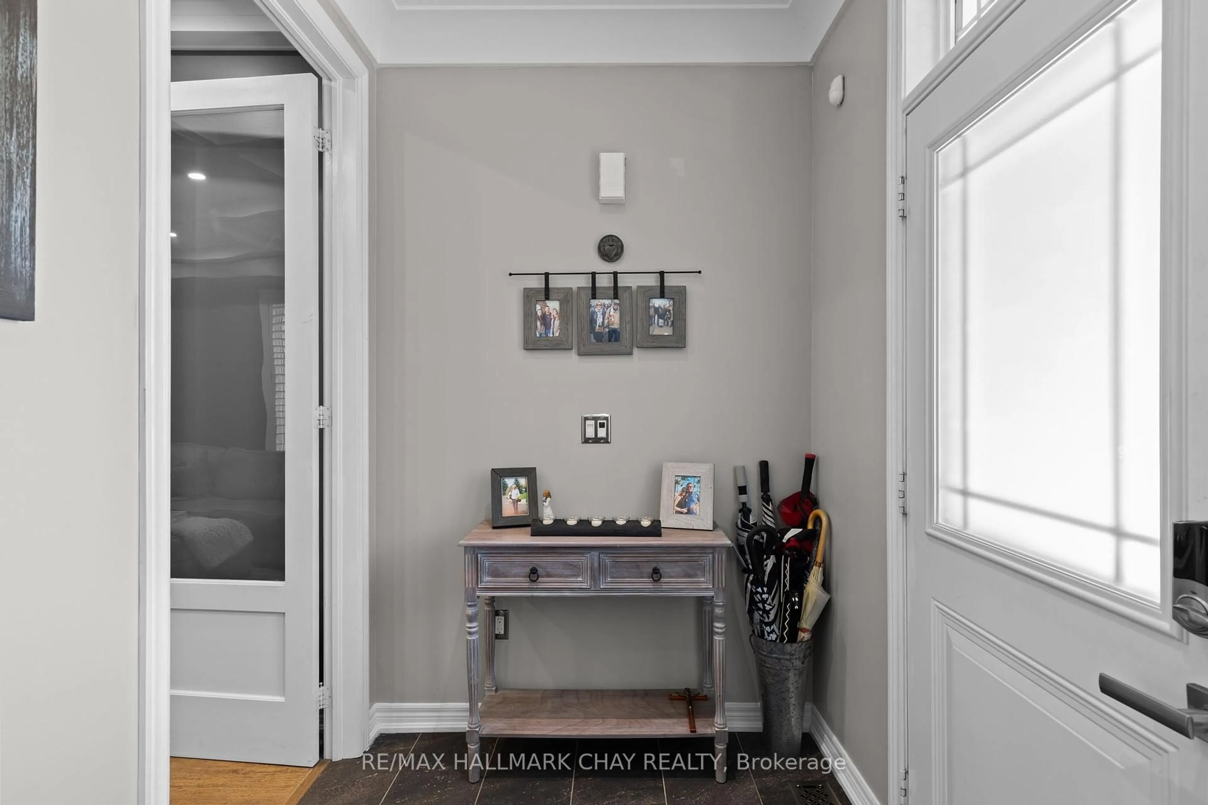 Indoor entryway for 76 Cauthers Cres, New Tecumseth Ontario L9R 0L2