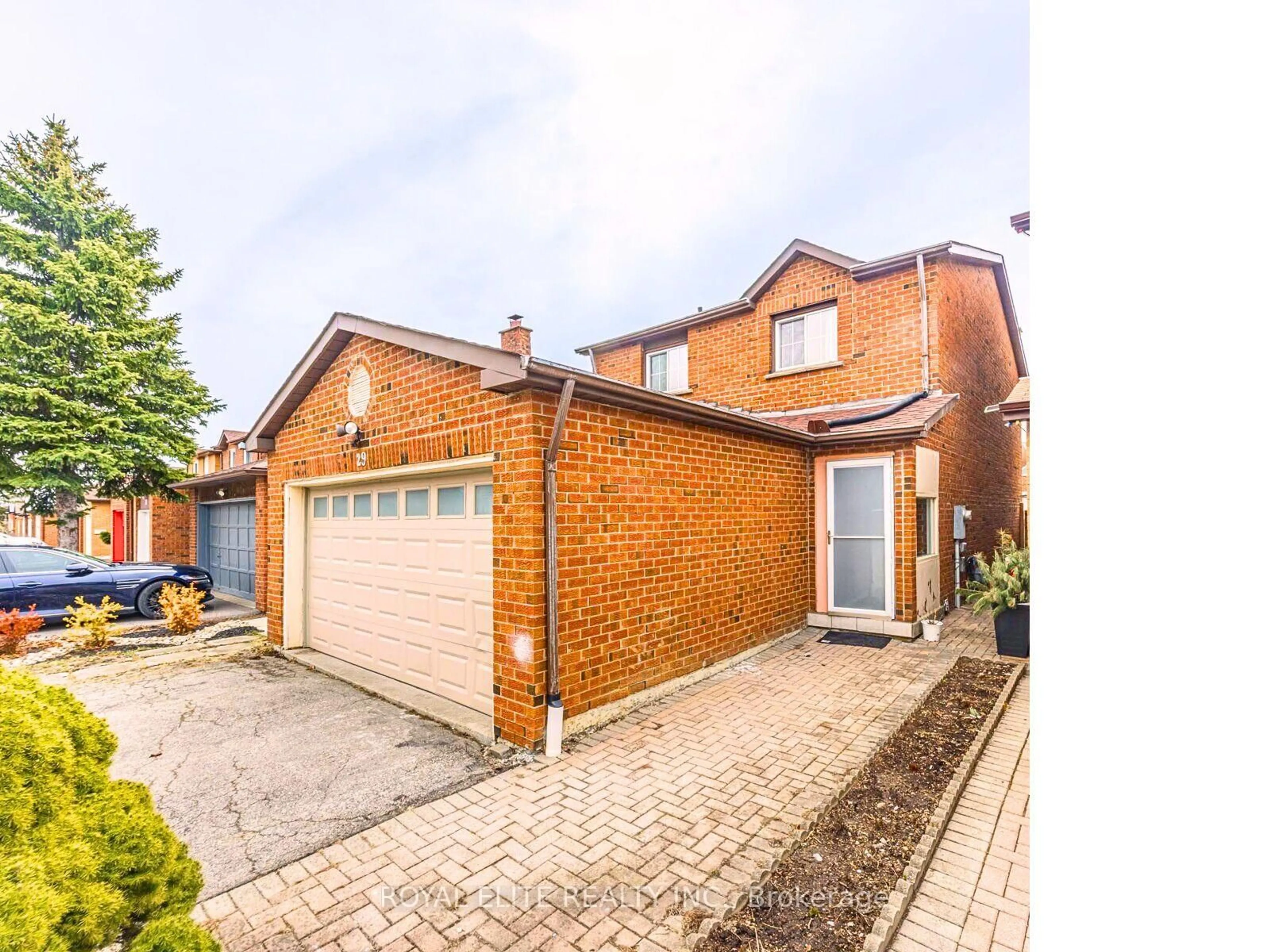 A pic from outside/outdoor area/front of a property/back of a property/a pic from drone, street for 29 Ashmore Cres, Markham Ontario L3R 6T8