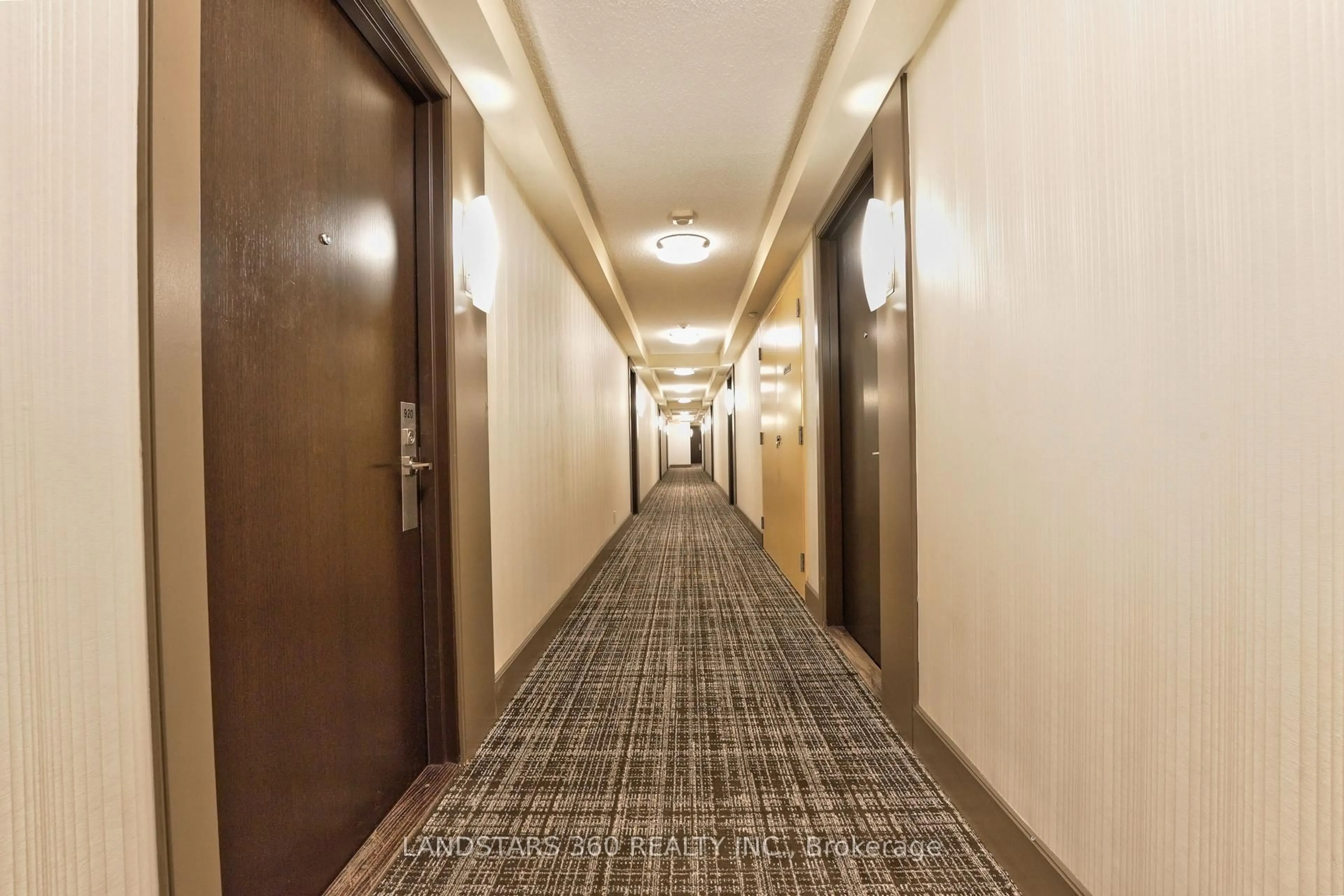 Indoor foyer for 376 Highway 7 Ave #920, Richmond Hill Ontario L4B 0C7