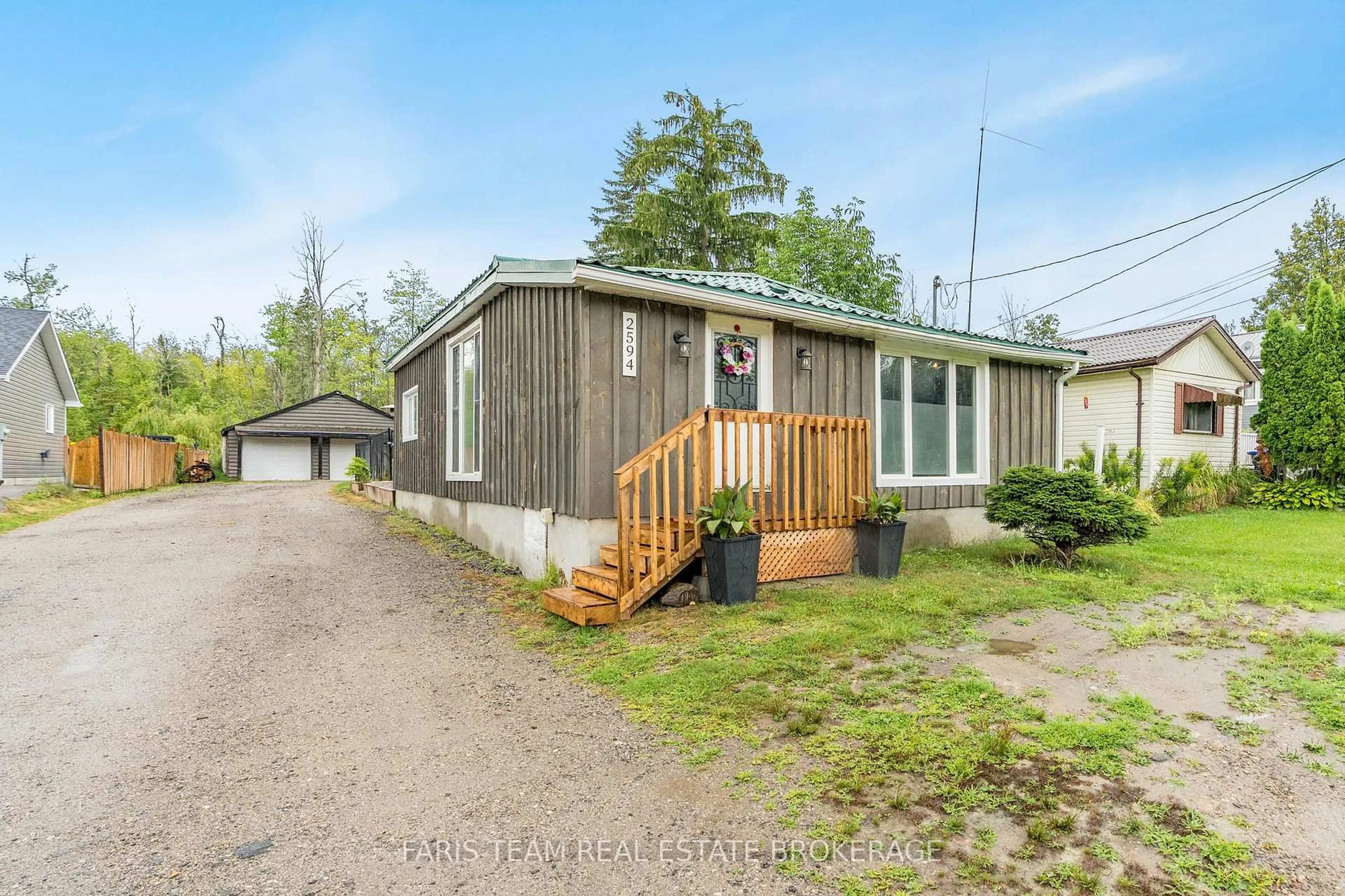 A pic from outside/outdoor area/front of a property/back of a property/a pic from drone, street for 2594 25th Sdrd, Innisfil Ontario L9S 3T4