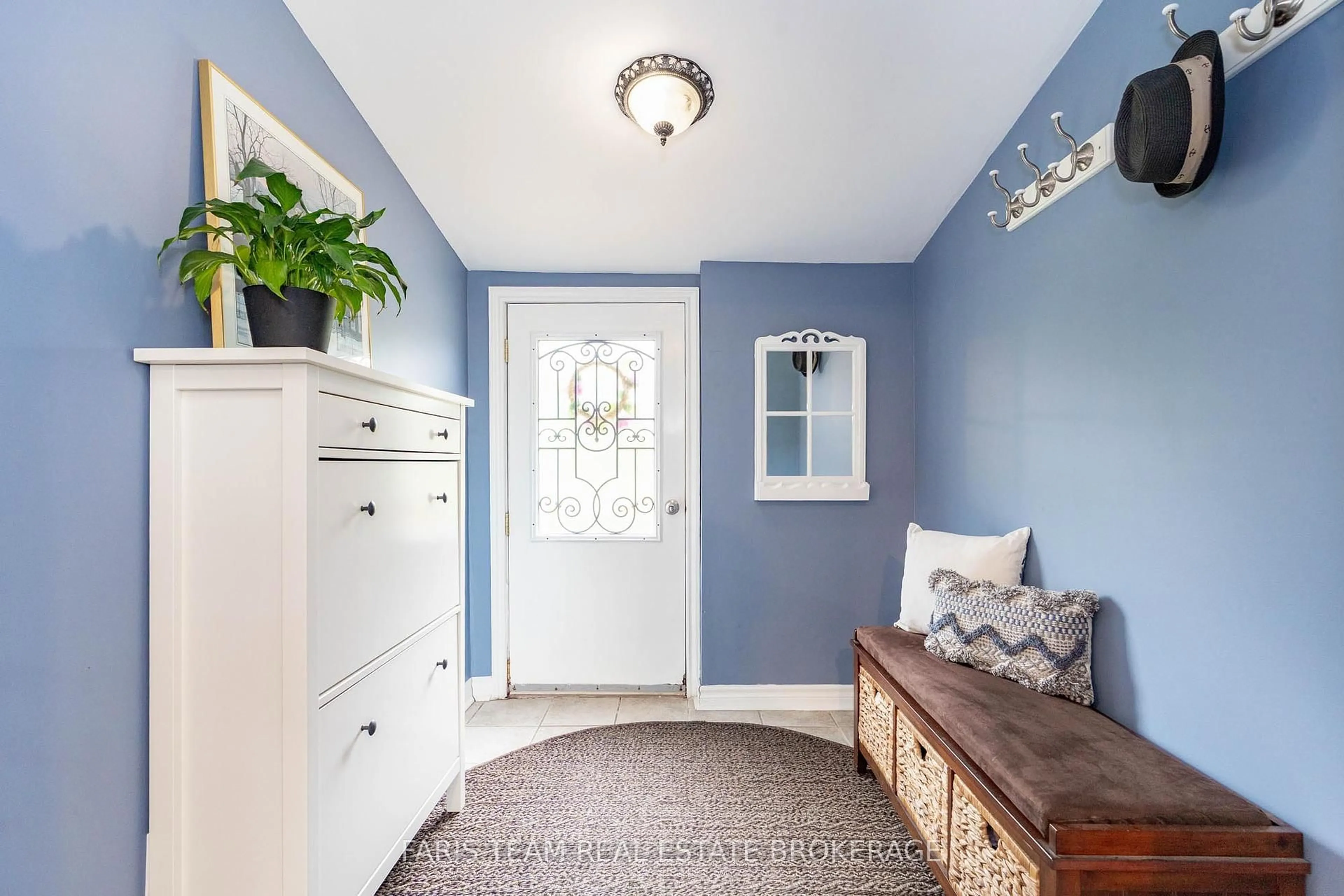 Indoor entryway for 2594 25th Sdrd, Innisfil Ontario L9S 3T4