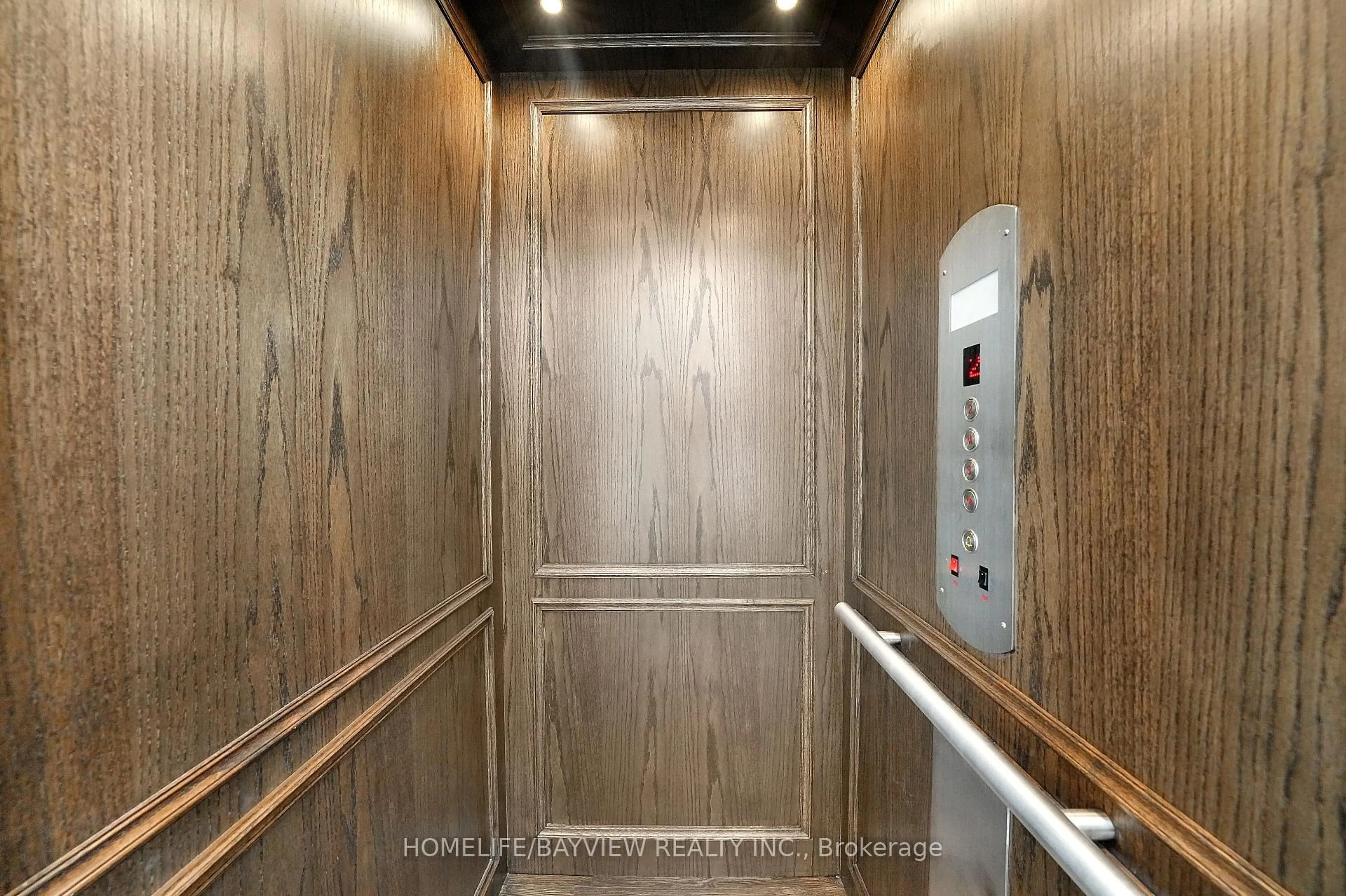 Indoor foyer for 111 Hillview Rd, Aurora Ontario L4G 2M6