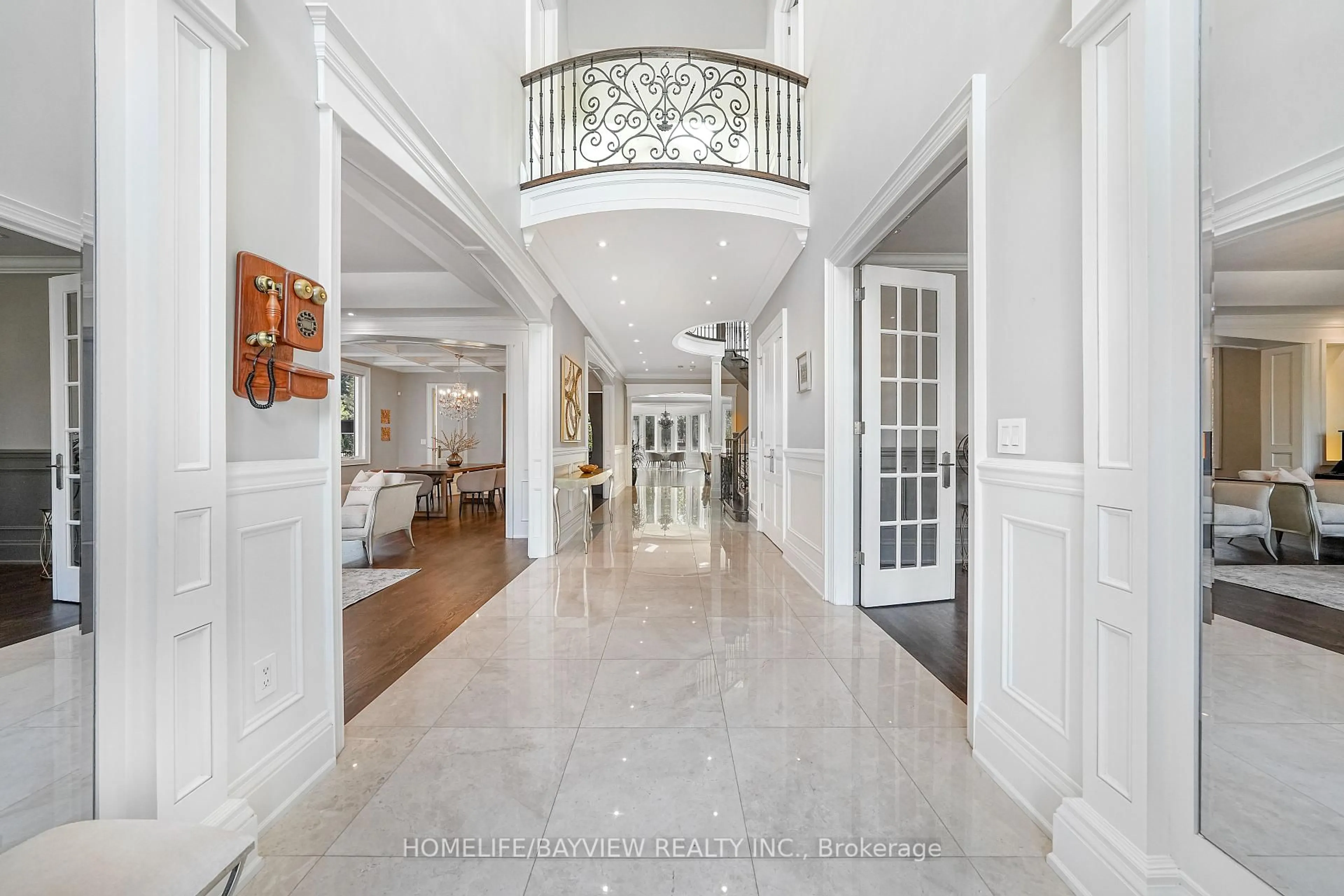 Indoor foyer for 111 Hillview Rd, Aurora Ontario L4G 2M6