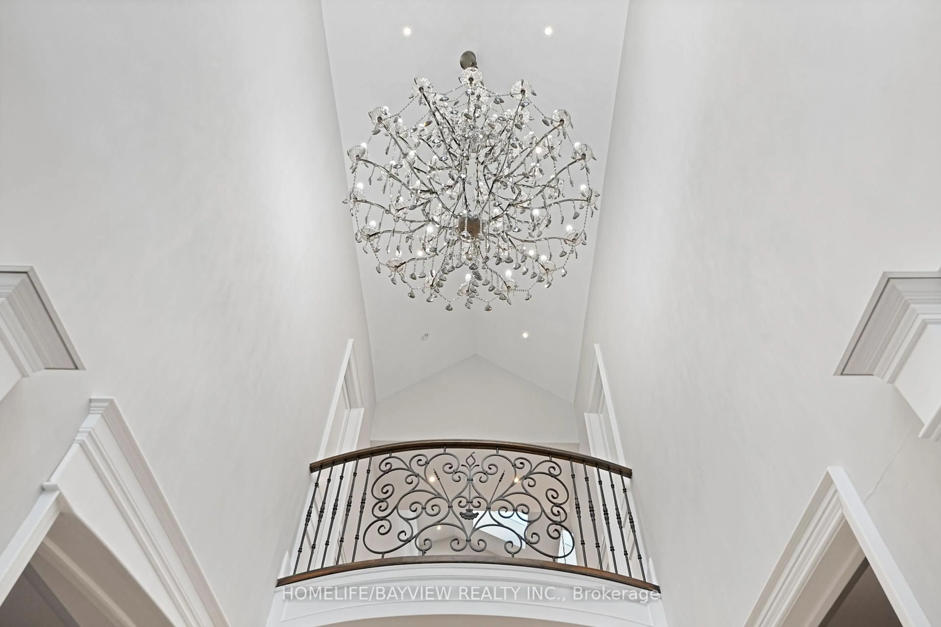 Indoor foyer for 111 Hillview Rd, Aurora Ontario L4G 2M6