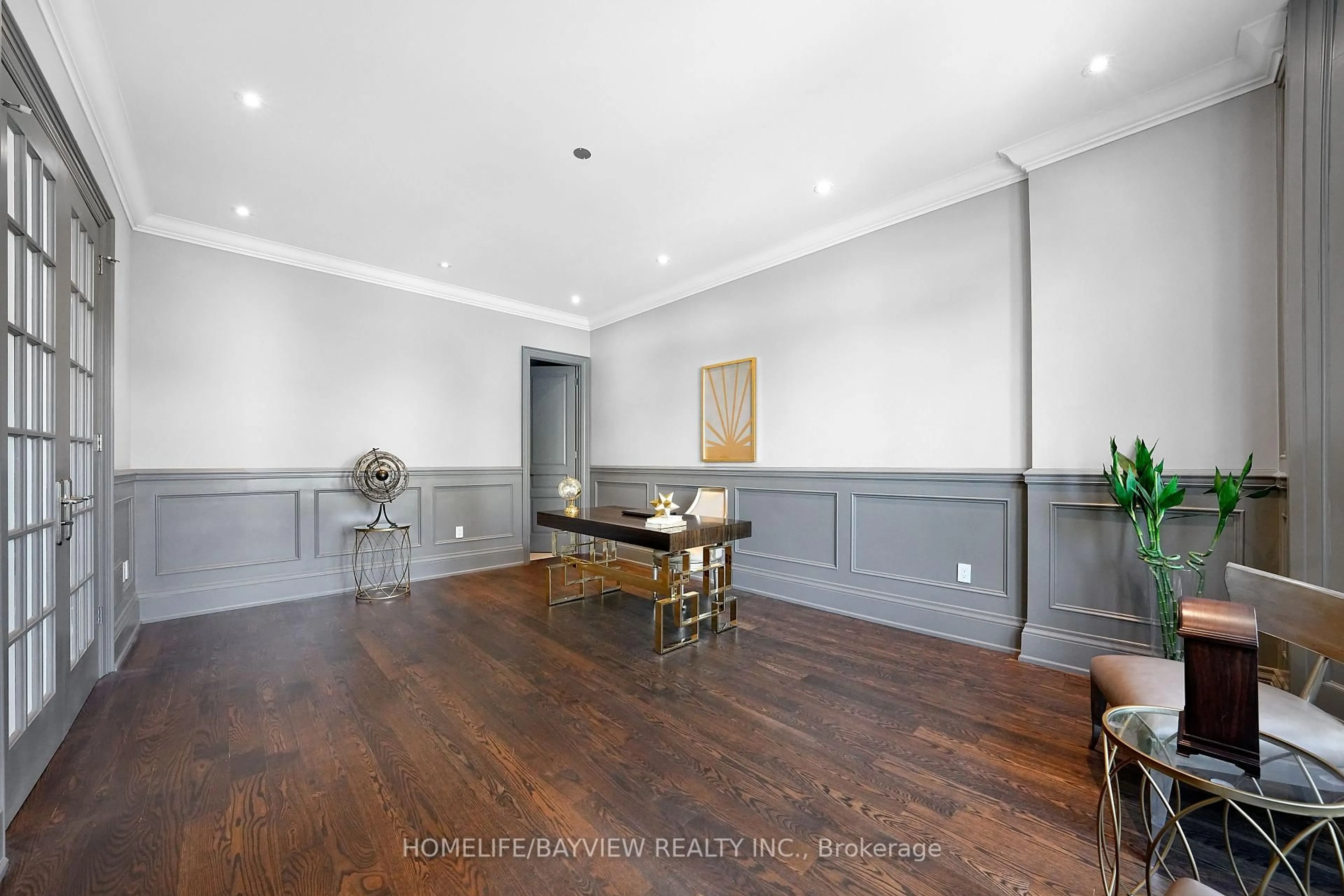 A pic of a room for 111 Hillview Rd, Aurora Ontario L4G 2M6