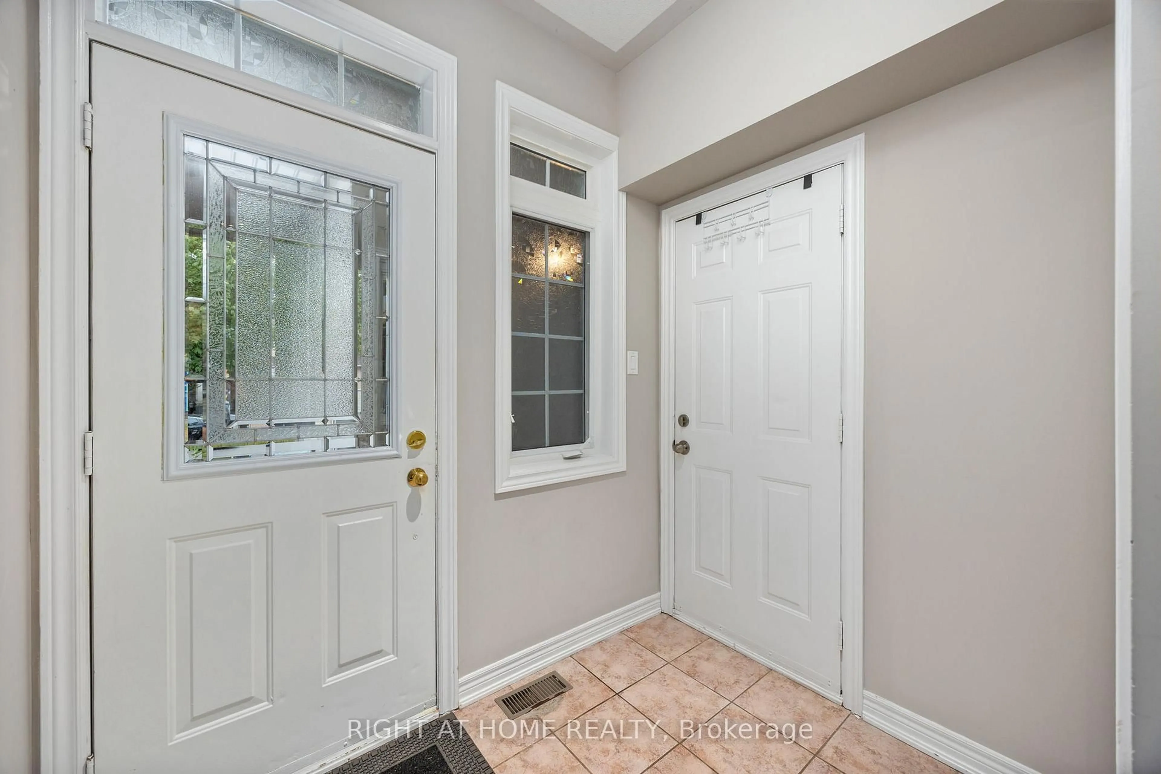 Indoor entryway for 4 Zola Gate, Vaughan Ontario L4J 9A7