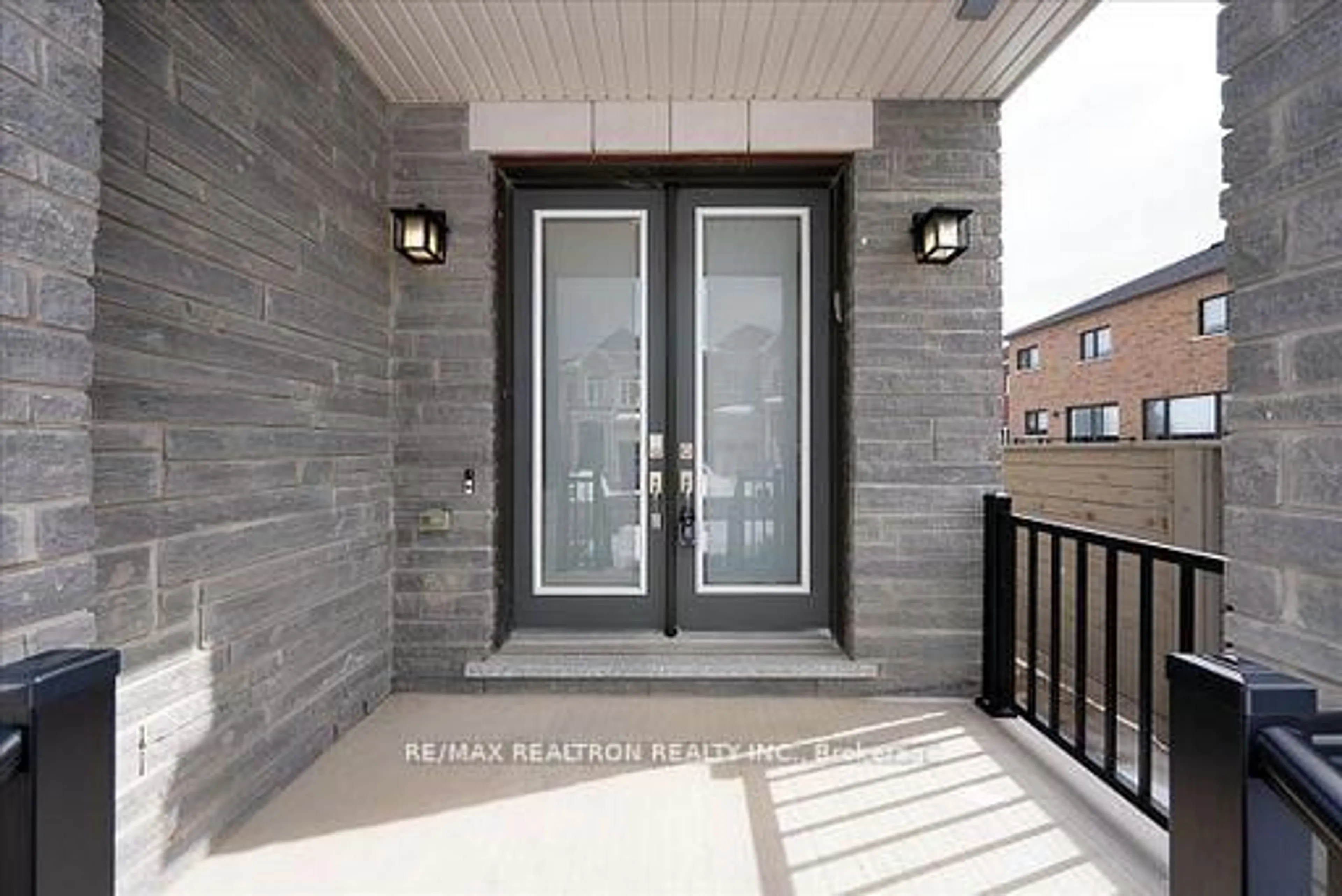 Indoor entryway for 7 Maple Fields Circ, Aurora Ontario L4G 3X6