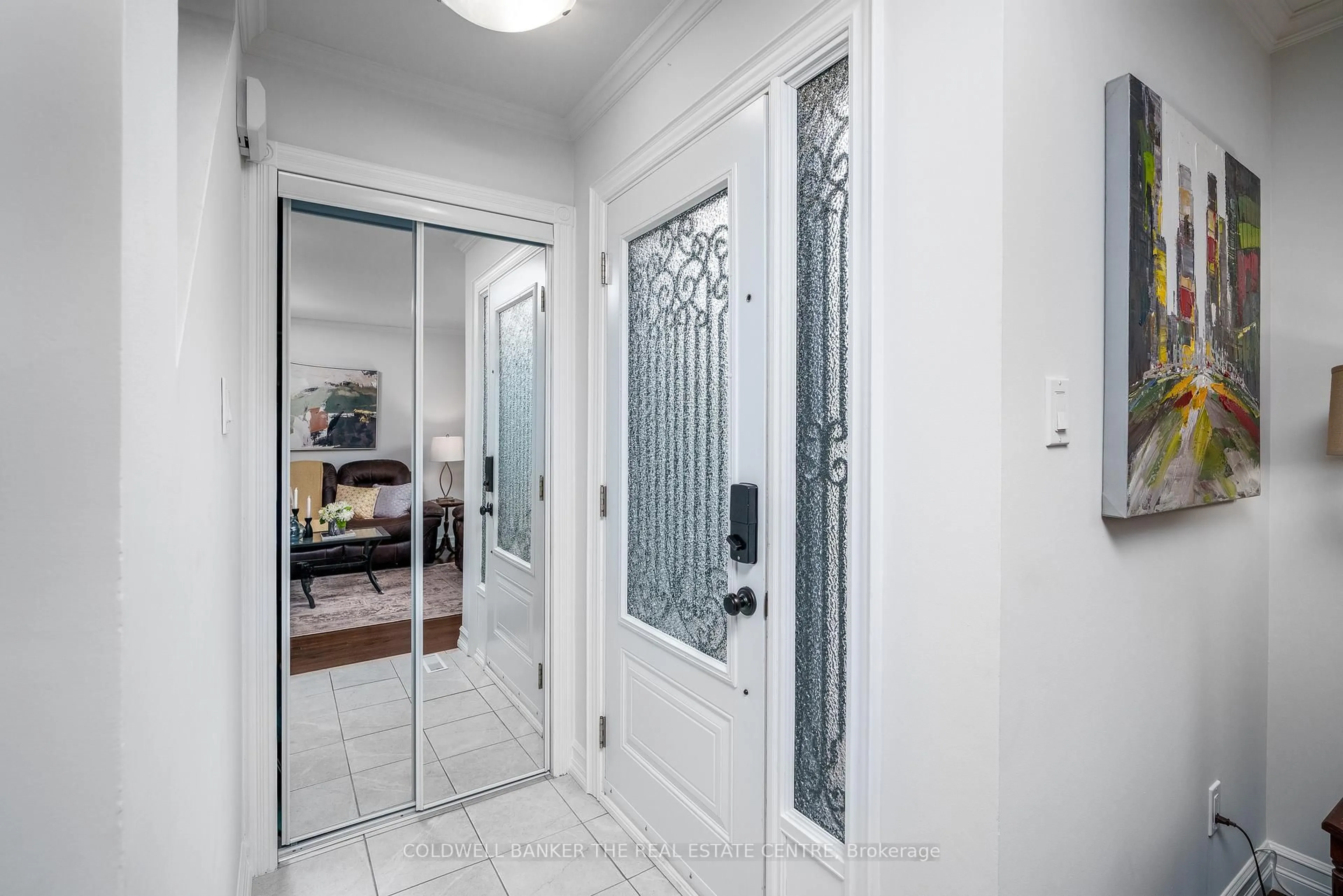 Indoor entryway for 746 Elgin St, Newmarket Ontario L3Y 3B8
