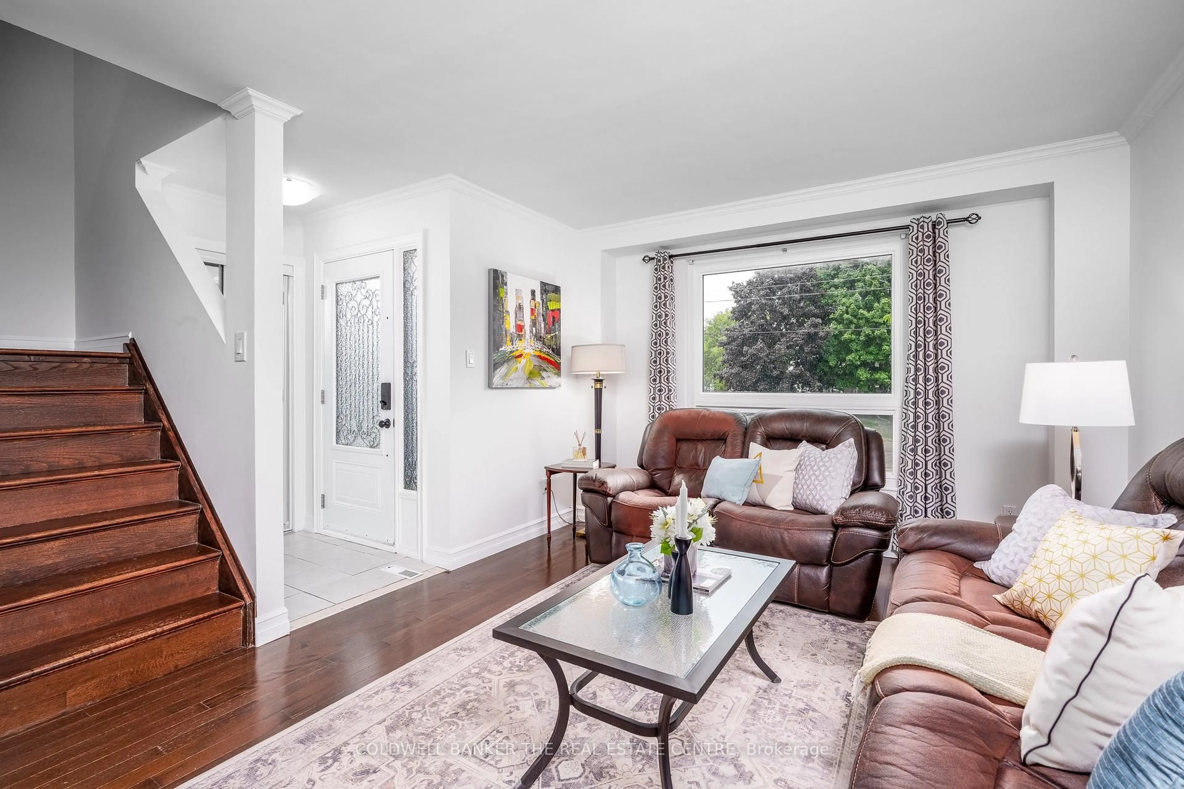 Living room with furniture, unknown for 746 Elgin St, Newmarket Ontario L3Y 3B8