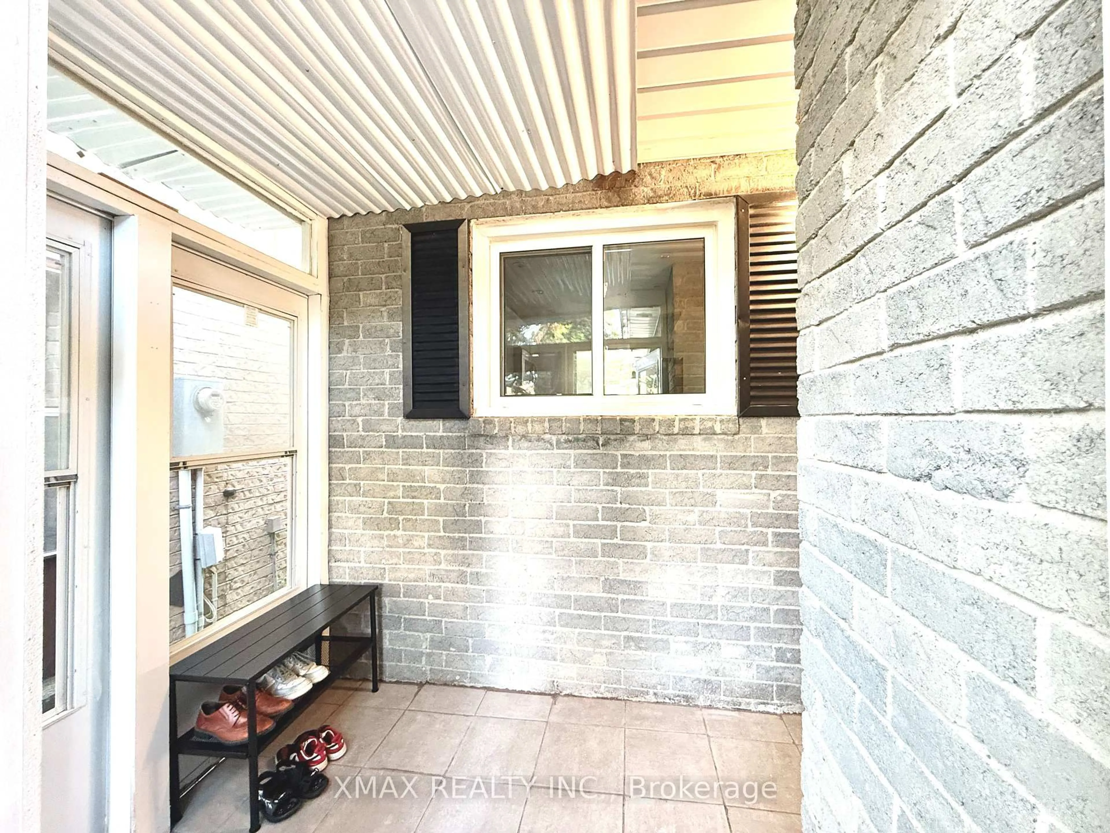 Indoor entryway for 82 Lund St, Richmond Hill Ontario L4C 5V9