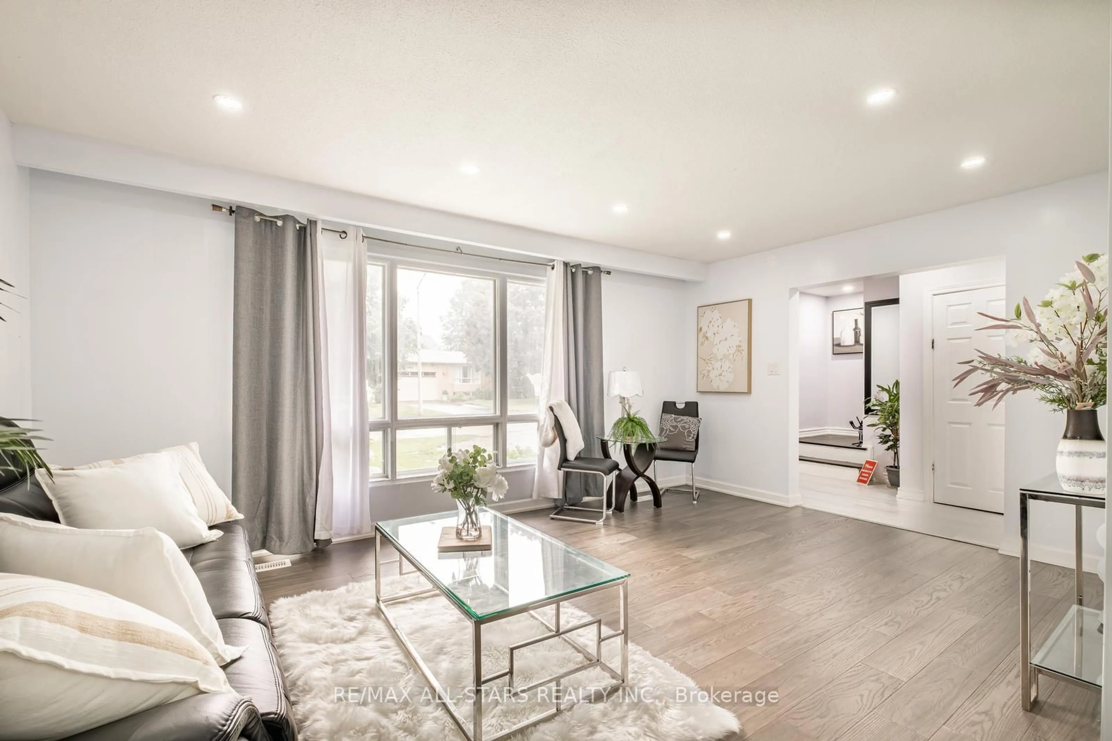 Living room with furniture, wood/laminate floor for 520 Elm Rd, Whitchurch-Stouffville Ontario L4A 1W8