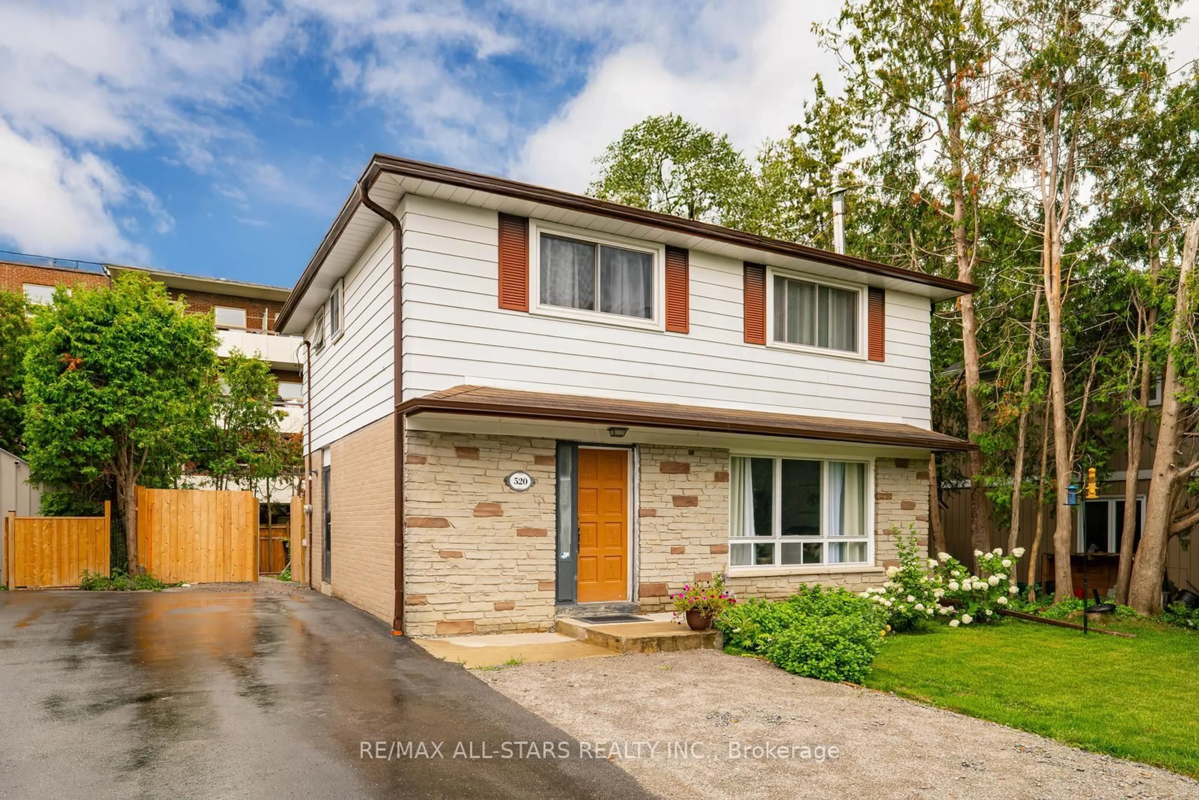 Home with brick exterior material, street for 520 Elm Rd, Whitchurch-Stouffville Ontario L4A 1W8