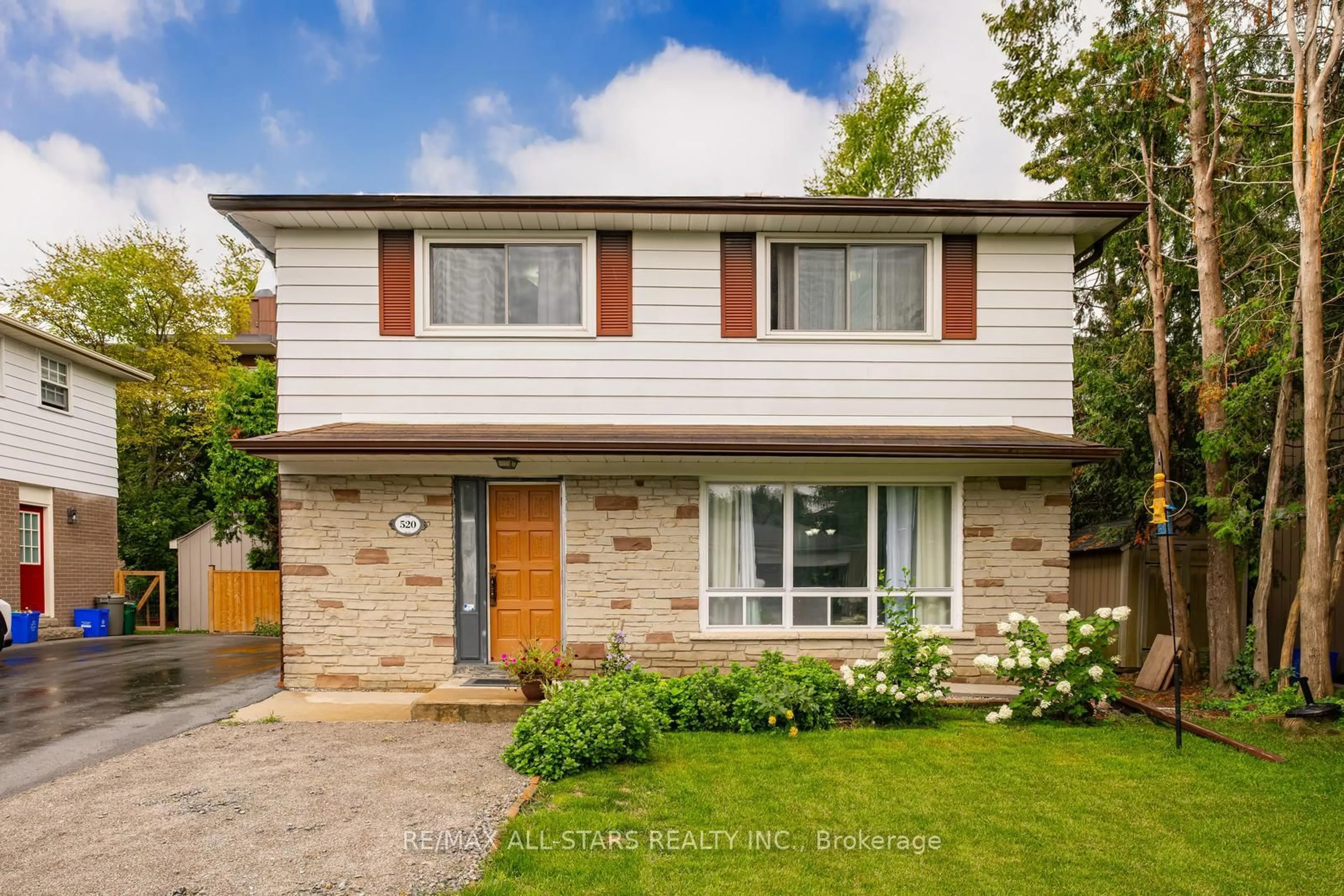 Home with brick exterior material, street for 520 Elm Rd, Whitchurch-Stouffville Ontario L4A 1W8