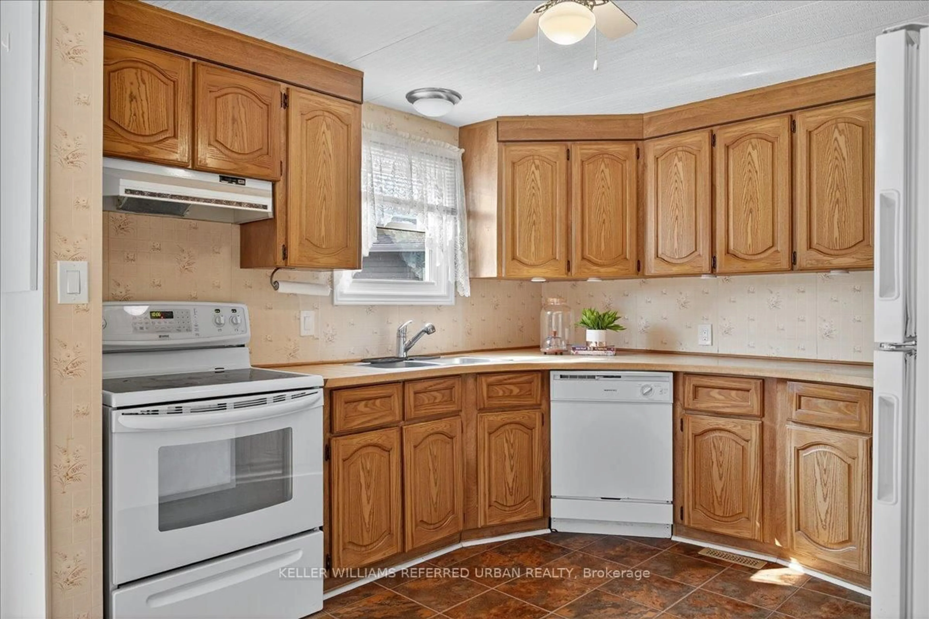 Standard kitchen, unknown for 7 Sunset Dr, Innisfil Ontario L9S 0R7