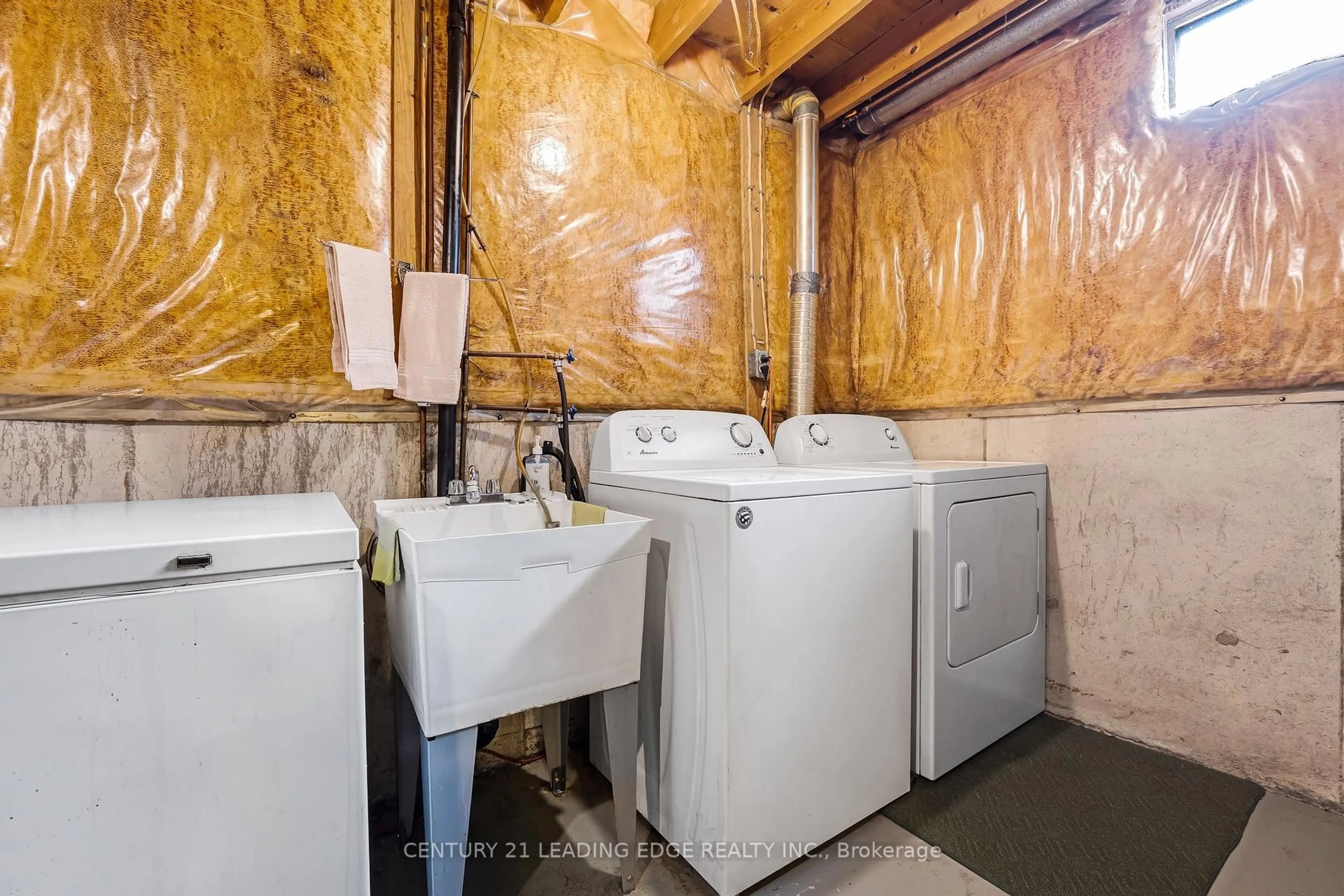 Laundry room for 12 Flint Cres, Whitchurch-Stouffville Ontario L4A 6C4